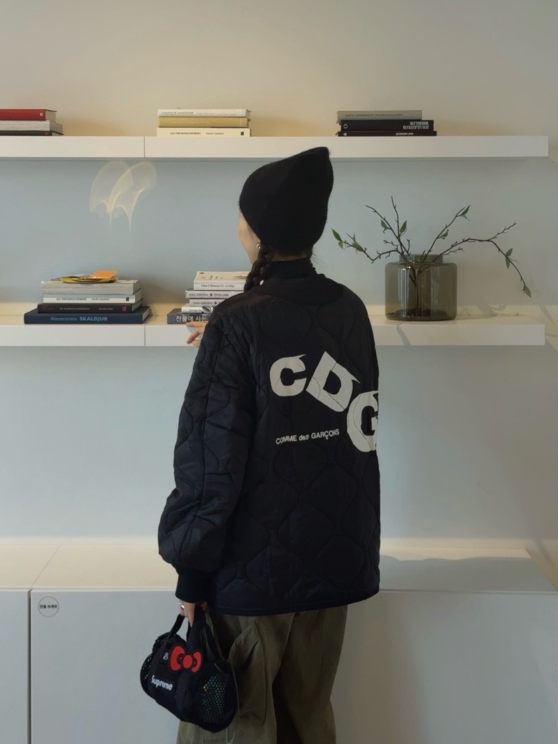 CDG x Alpha Industries Liner Jacket Black, Maison Mihara Yasuhiro Peterson OG Sole Canvas Low Sneakers Black 착용 스타일 - 3