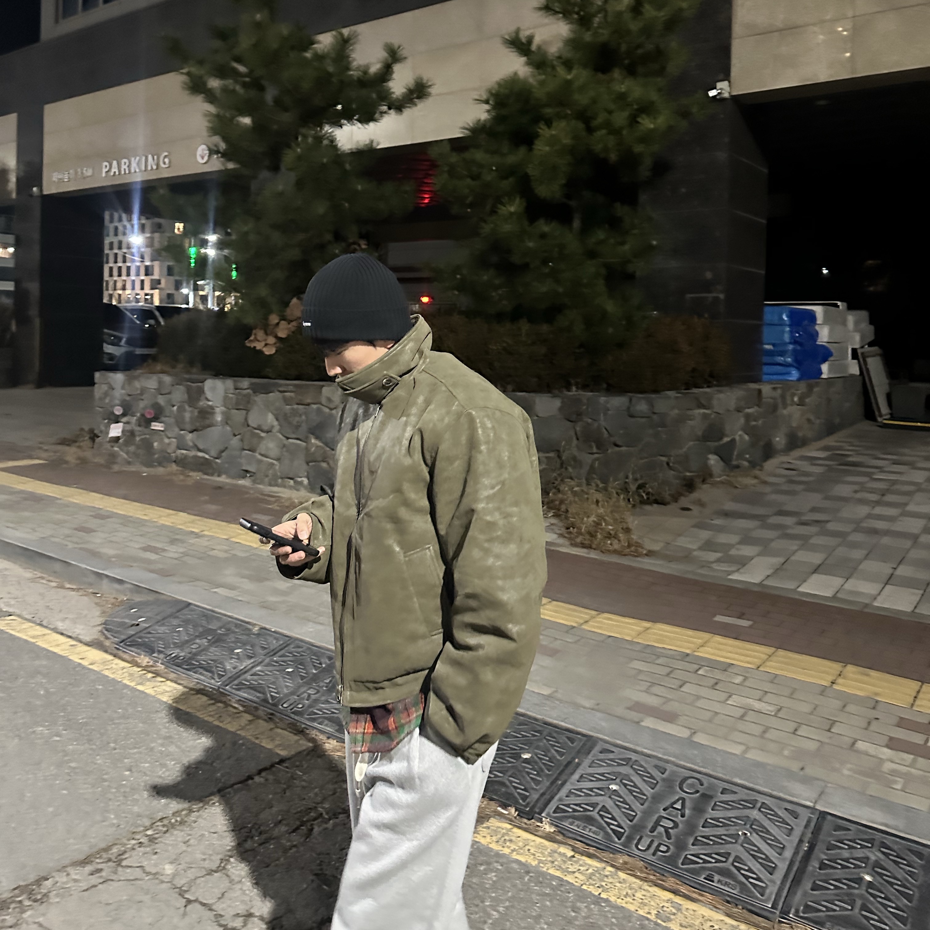Supreme Overdyed Beanie Black, Salomon XT-6 Expanse Alloy Quiet Shade 착용 스타일 - 3