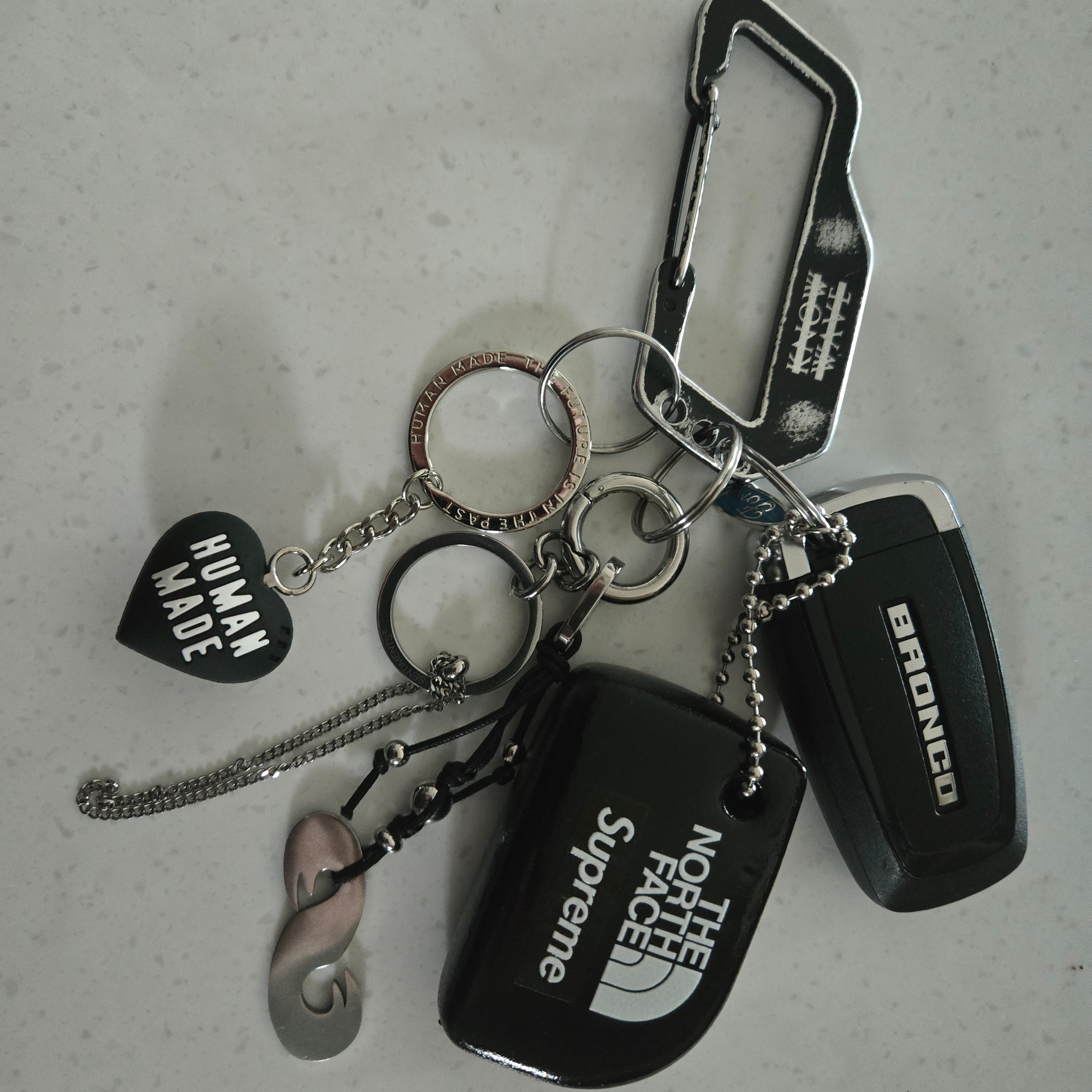 Supreme x The North Face Floating Keychain Black - 20SS, Human Made Heart Rubber Keychain Black 착용 스타일