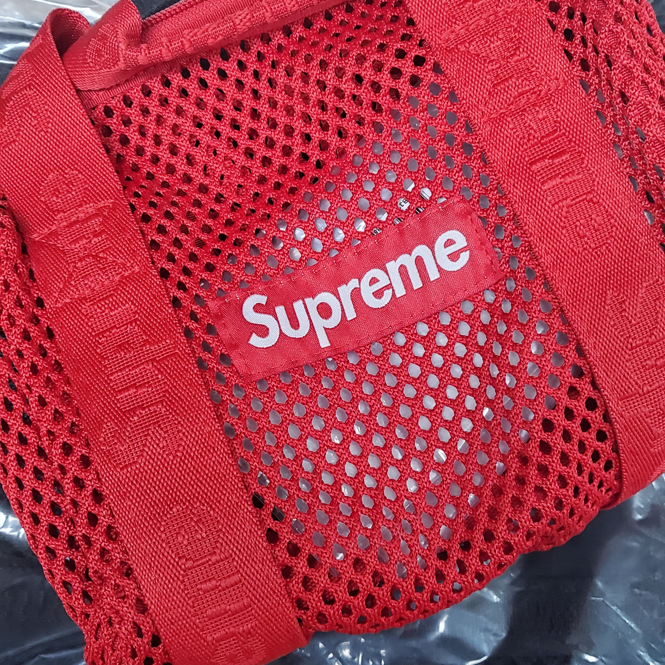 Supreme Mesh Mini Duffle Bag Red - 25SS 착용 스타일