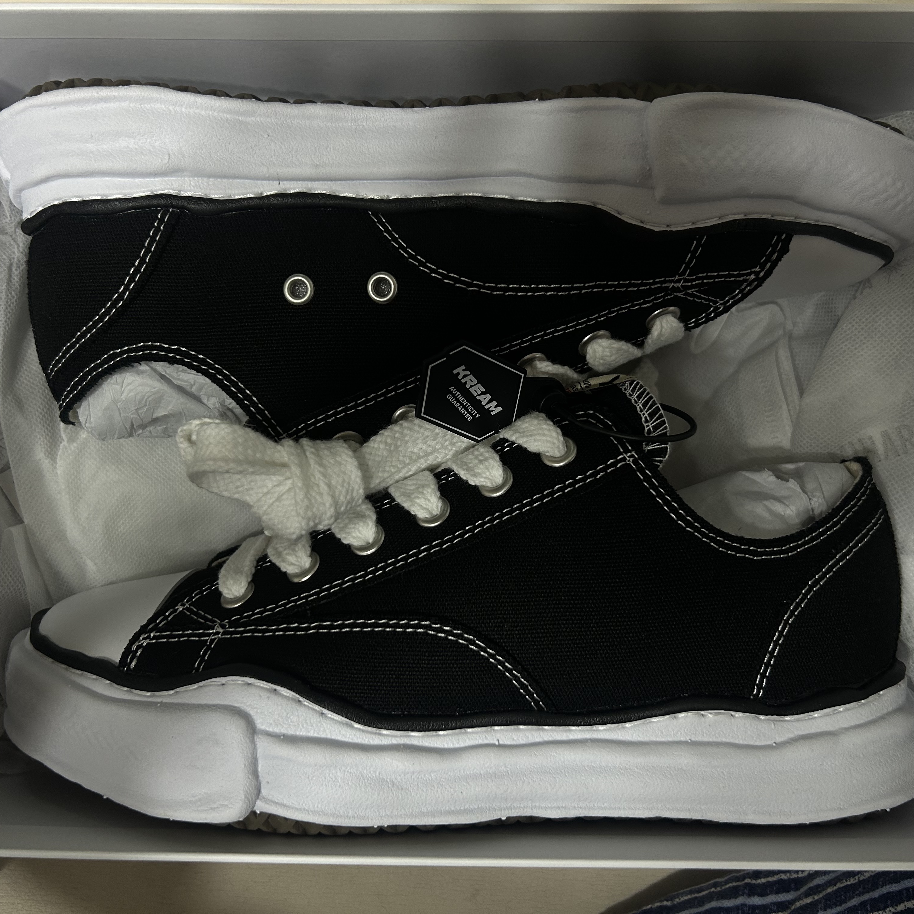 Maison Mihara Yasuhiro Peterson OG Sole Canvas Low Sneakers Black 착용 스타일 - 1
