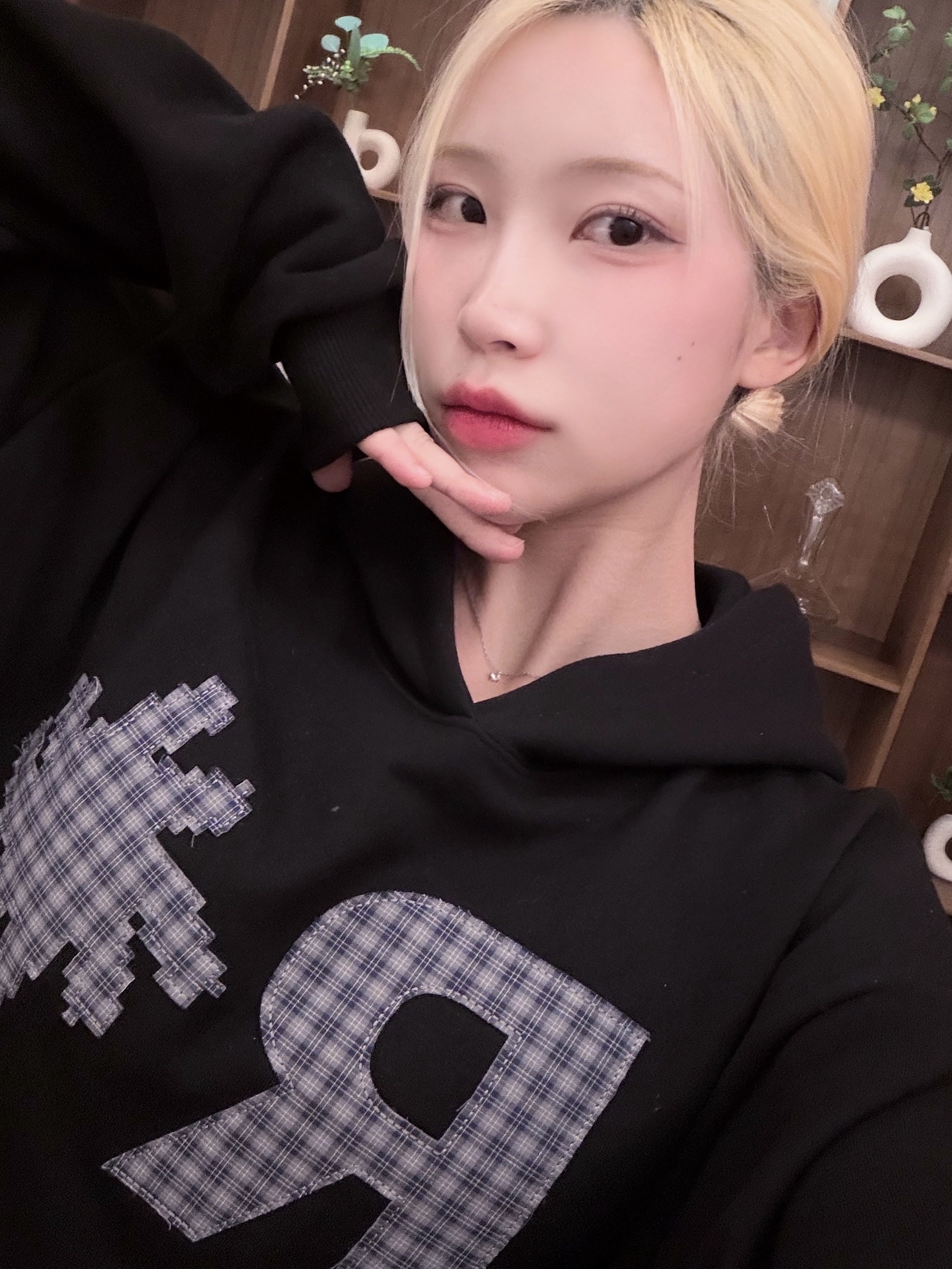 SLOW RECORD HOUSE Check Patch Hoodie Black 착용 스타일 - 2