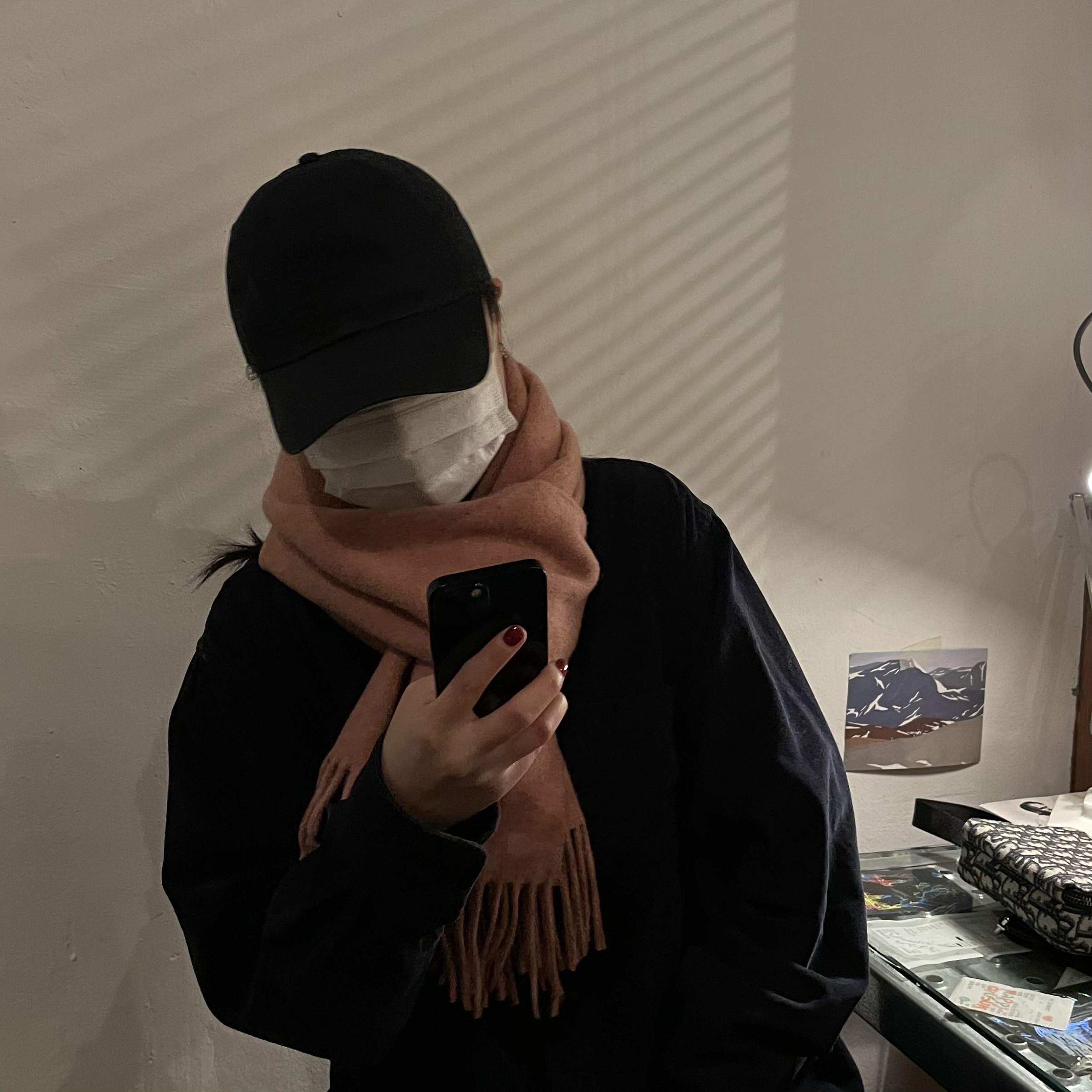 Acne Studios Narrow Wool Fringe Muffler Rose Melange, Dior Shoulder Strap Pouch Beige & Black Dior Oblique Jacquard 착용 스타일