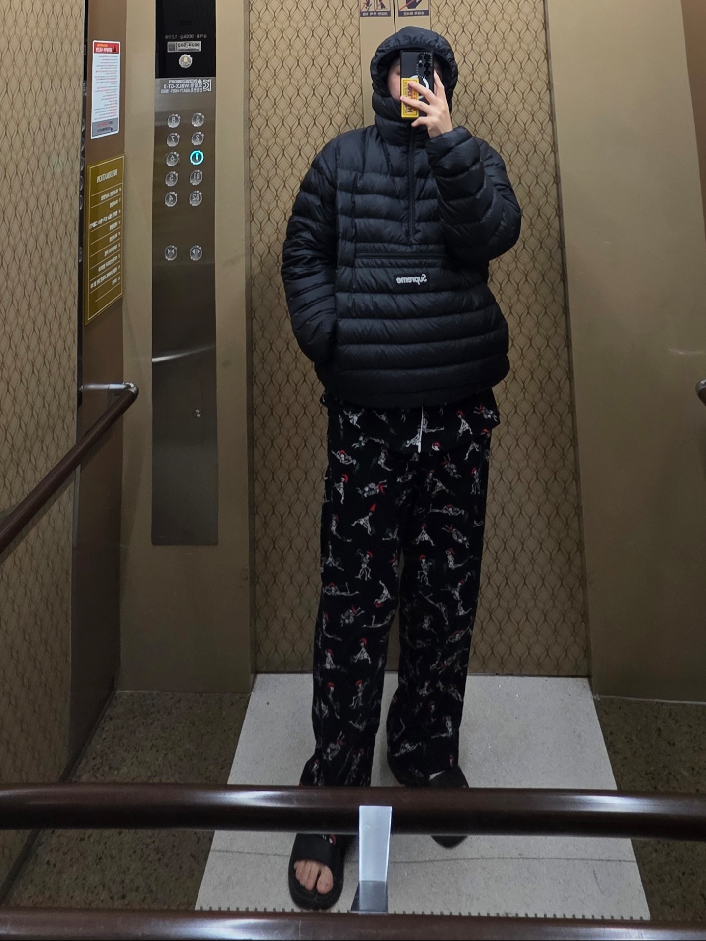 Supreme Holiday Pajama Set Black - 25FW, Supreme Micro Down Half Zip Hooded Pullover Black - 23FW 착용 스타일