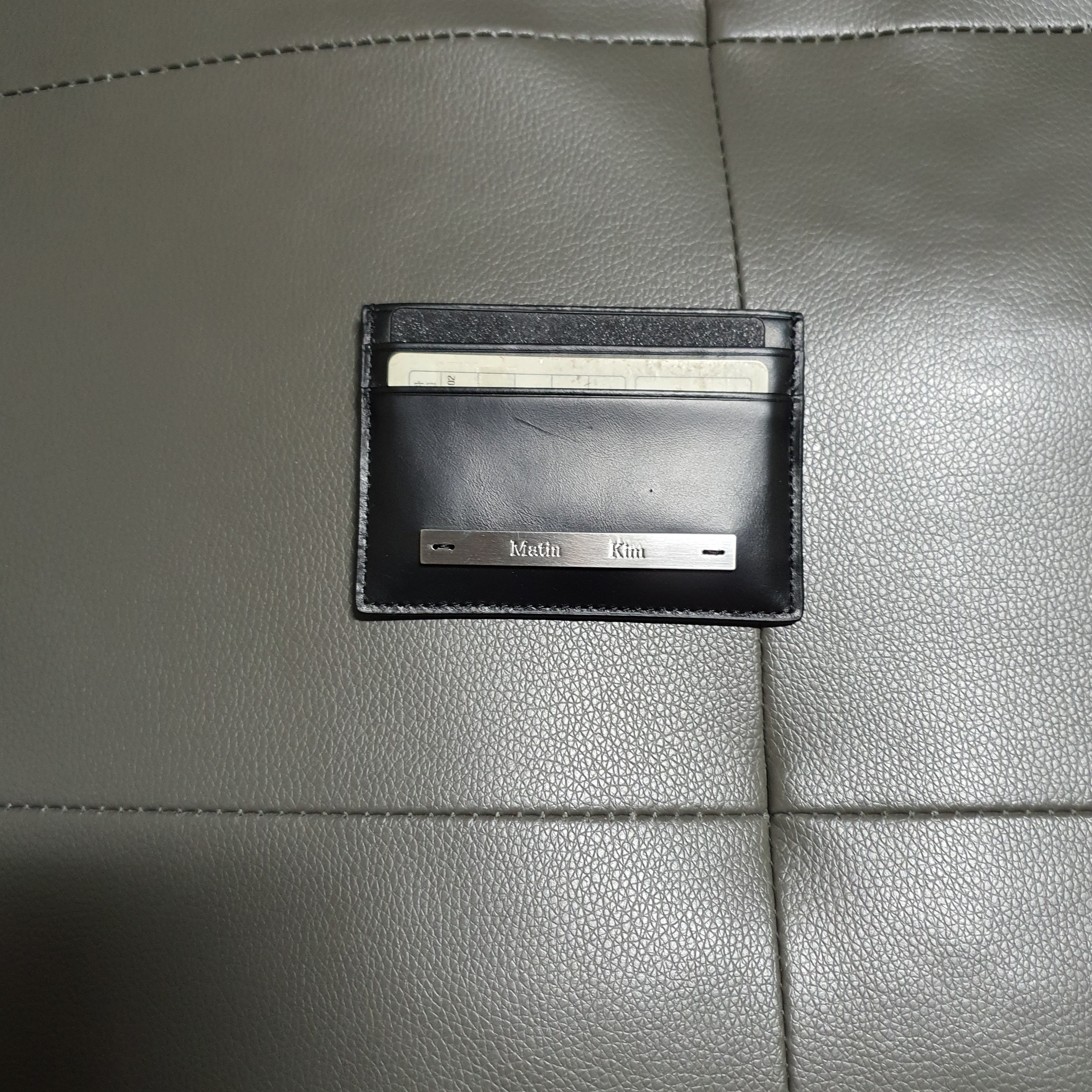 Matin Kim Vintage Card Wallet Black 착용 스타일