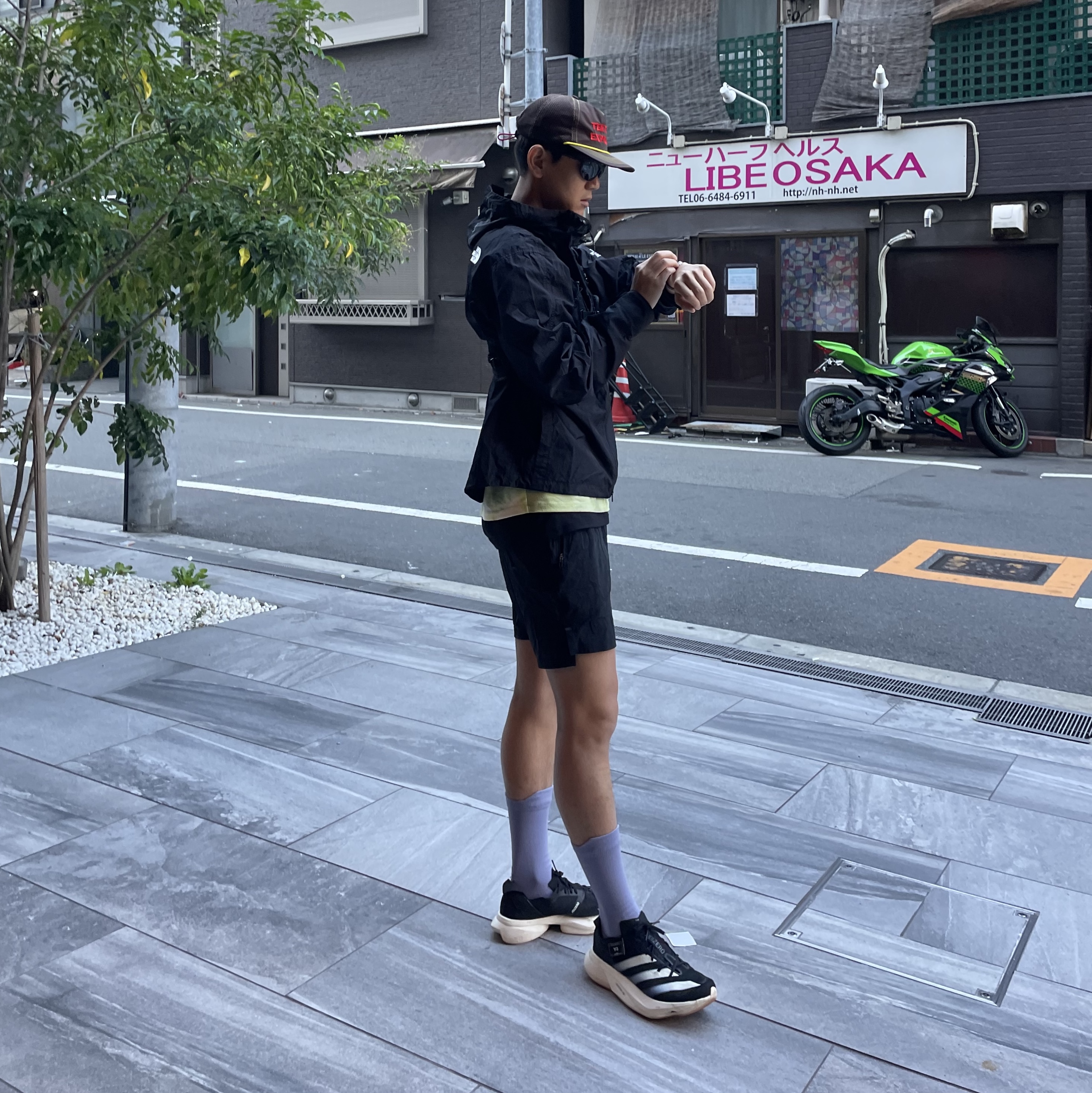 Alex Zono Ten Toe Express Trucker Hat Brown, District Vision Takeyoshi Altitude Master Black D+ Anti Fog 착용 스타일 - 2