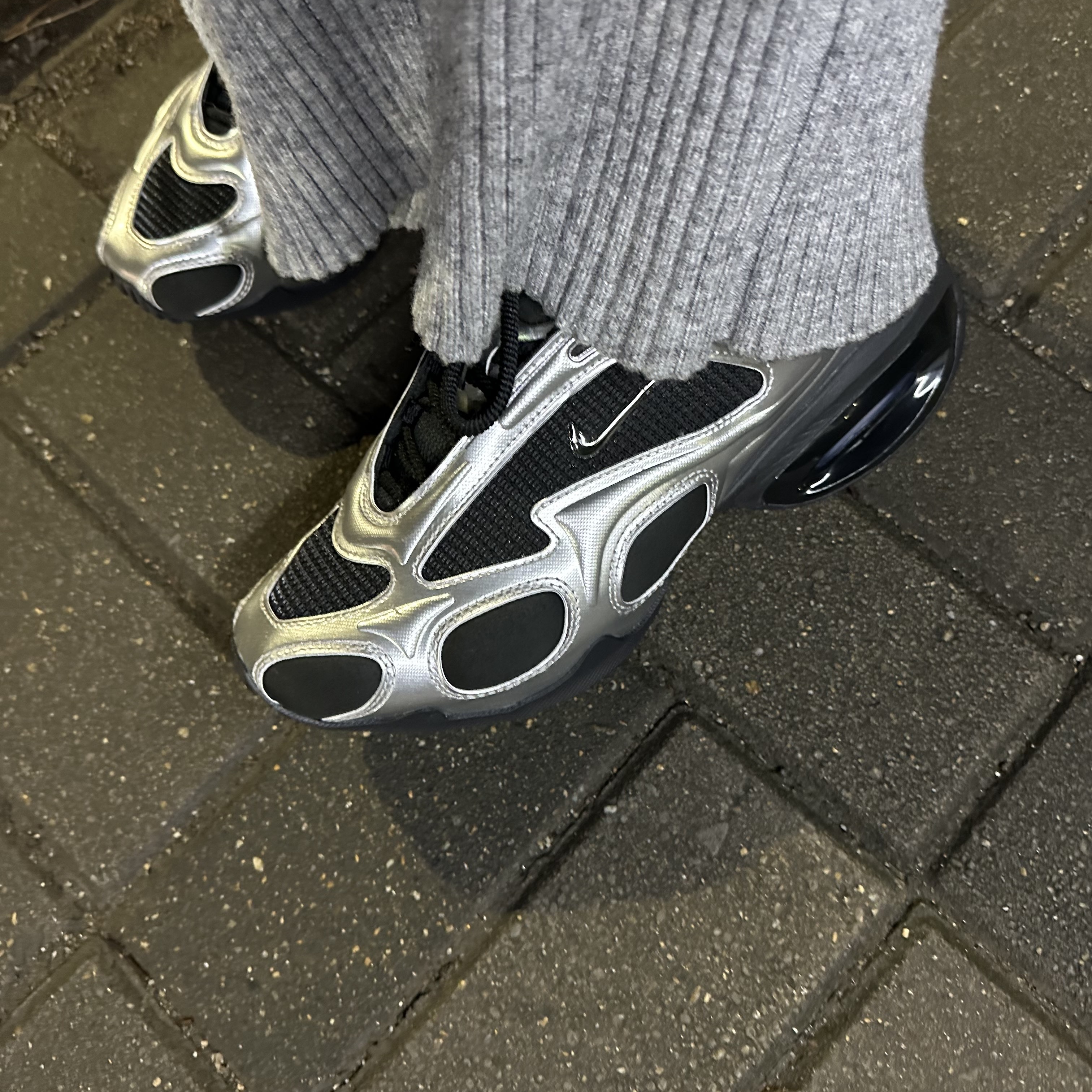 (W) Nike Air Max Muse Black and Metallic Silver 착용 스타일 - 2