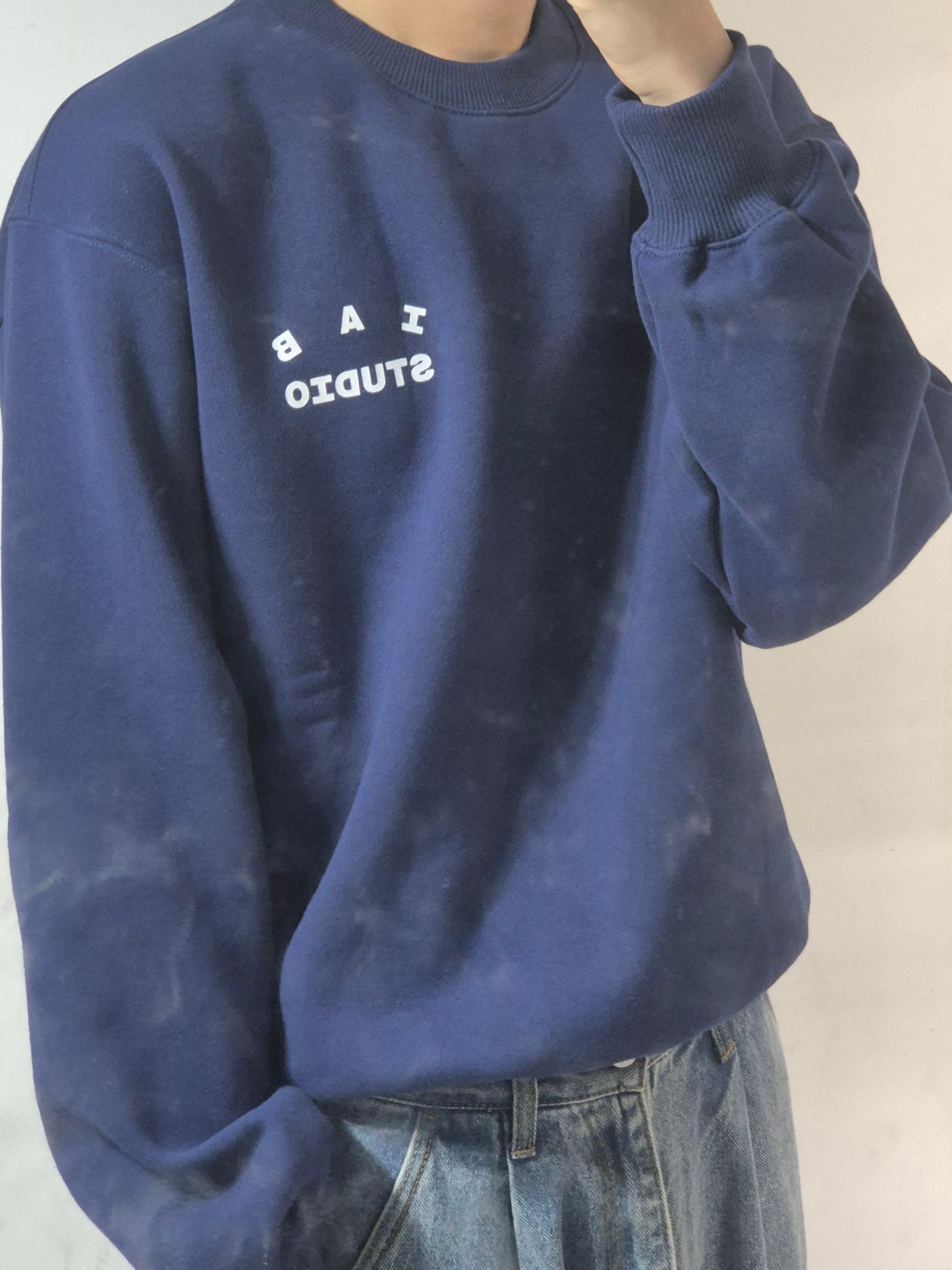 IAB Studio IAB Original Sweatshirt Navy 착용 스타일 - 1