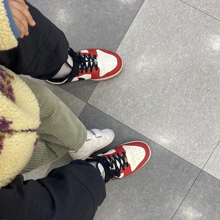 Nike x NBA Dunk Low Retro EMB Black and Chile Red 착용 스타일