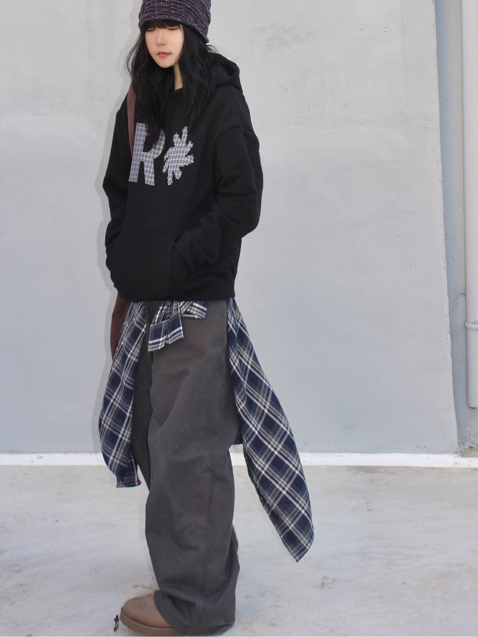 SLOW RECORD HOUSE Check Patch Hoodie Black 착용 스타일 - 6