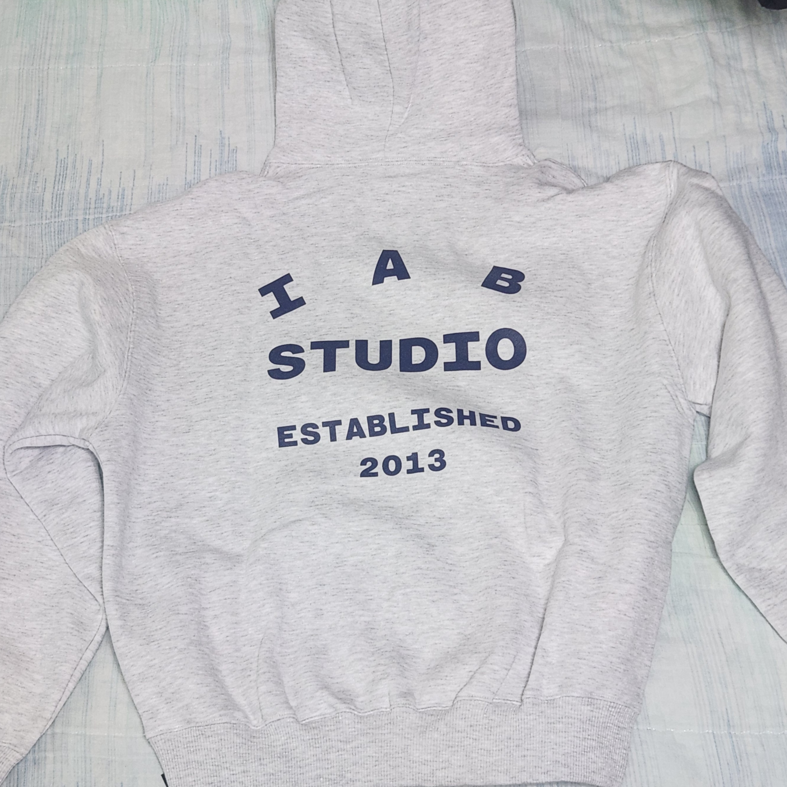 IAB Studio 25 Hoodie Light Gray Navy 착용 스타일