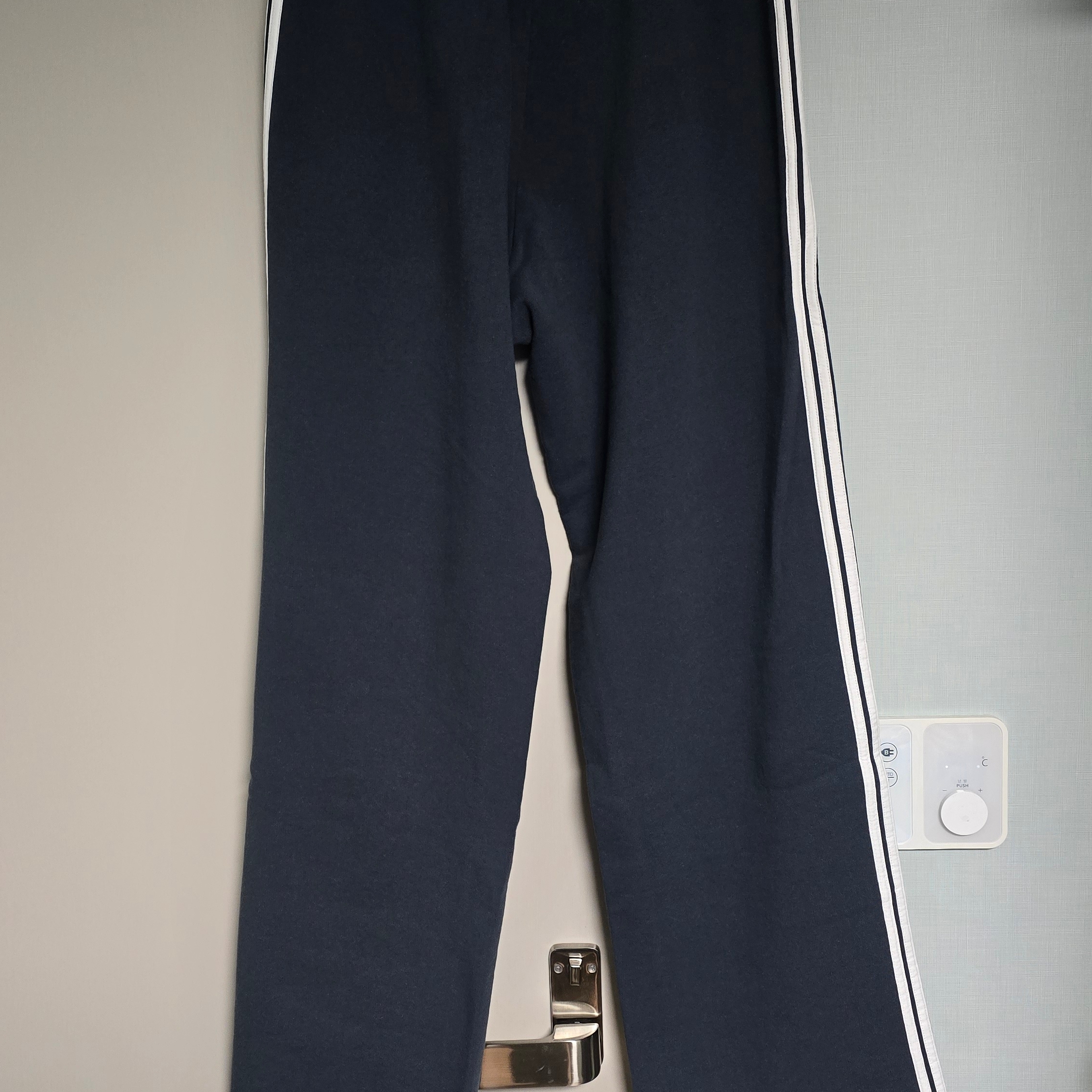 Balenciaga Loop Sports Icon Baggy Sweatpants Navy White 착용 스타일 - 2