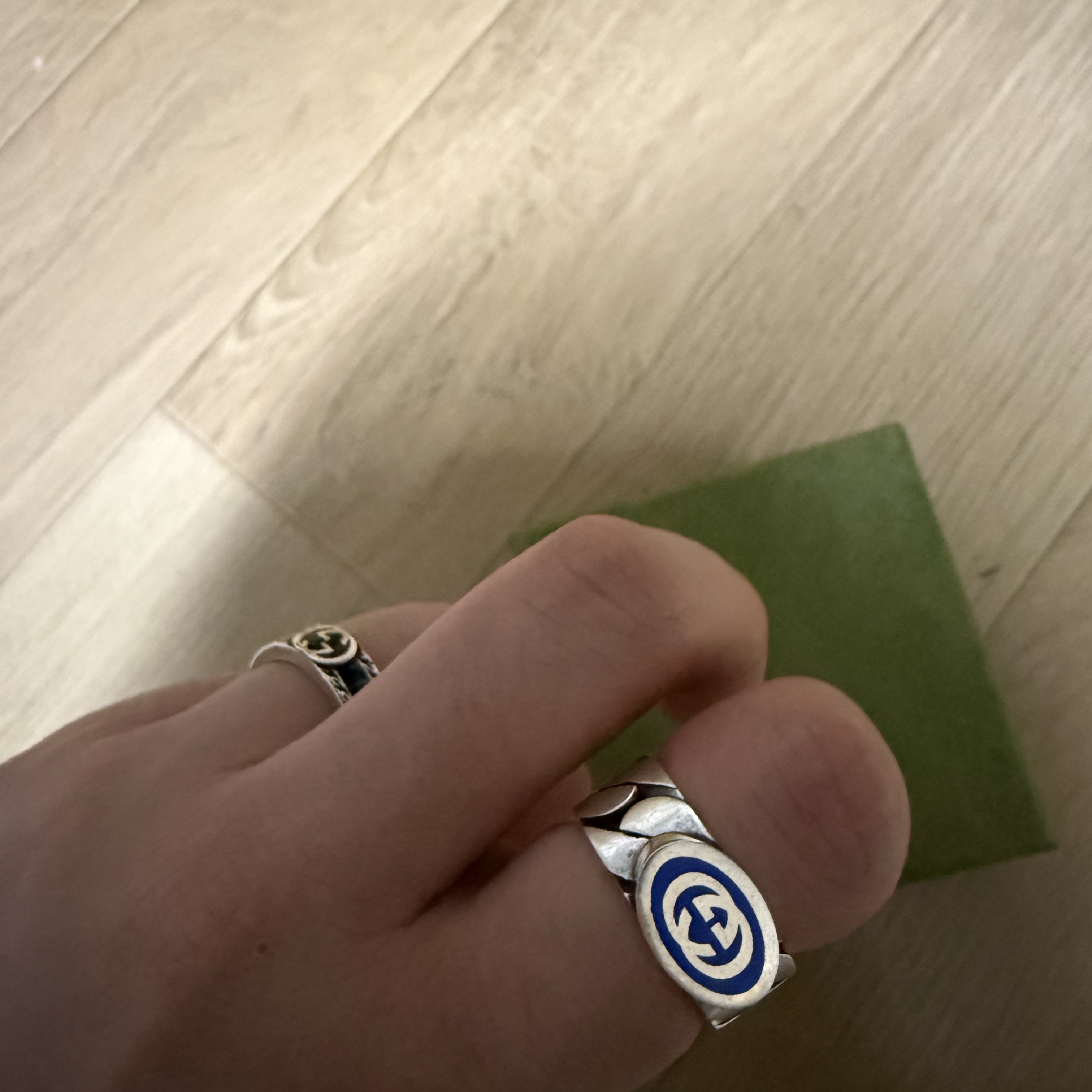 Gucci Interlocking G Enamel Ring Silver Blue Enamel, Gucci Interlocking G Wide Ring Black Silver 착용 스타일 - 2
