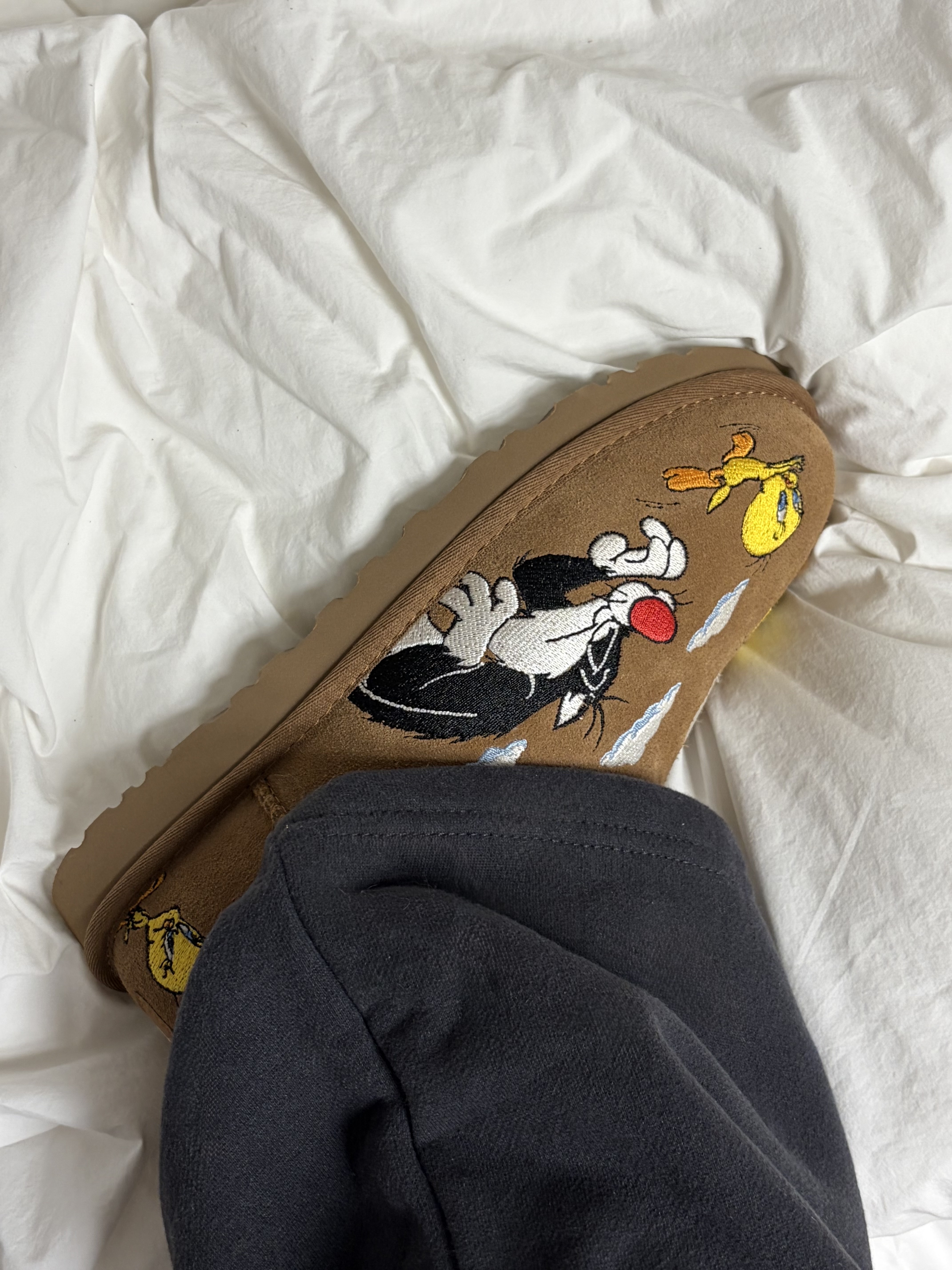 UGG x Palace x Looney Tunes Ultra Mini Boot Chestnut 착용 스타일 - 2