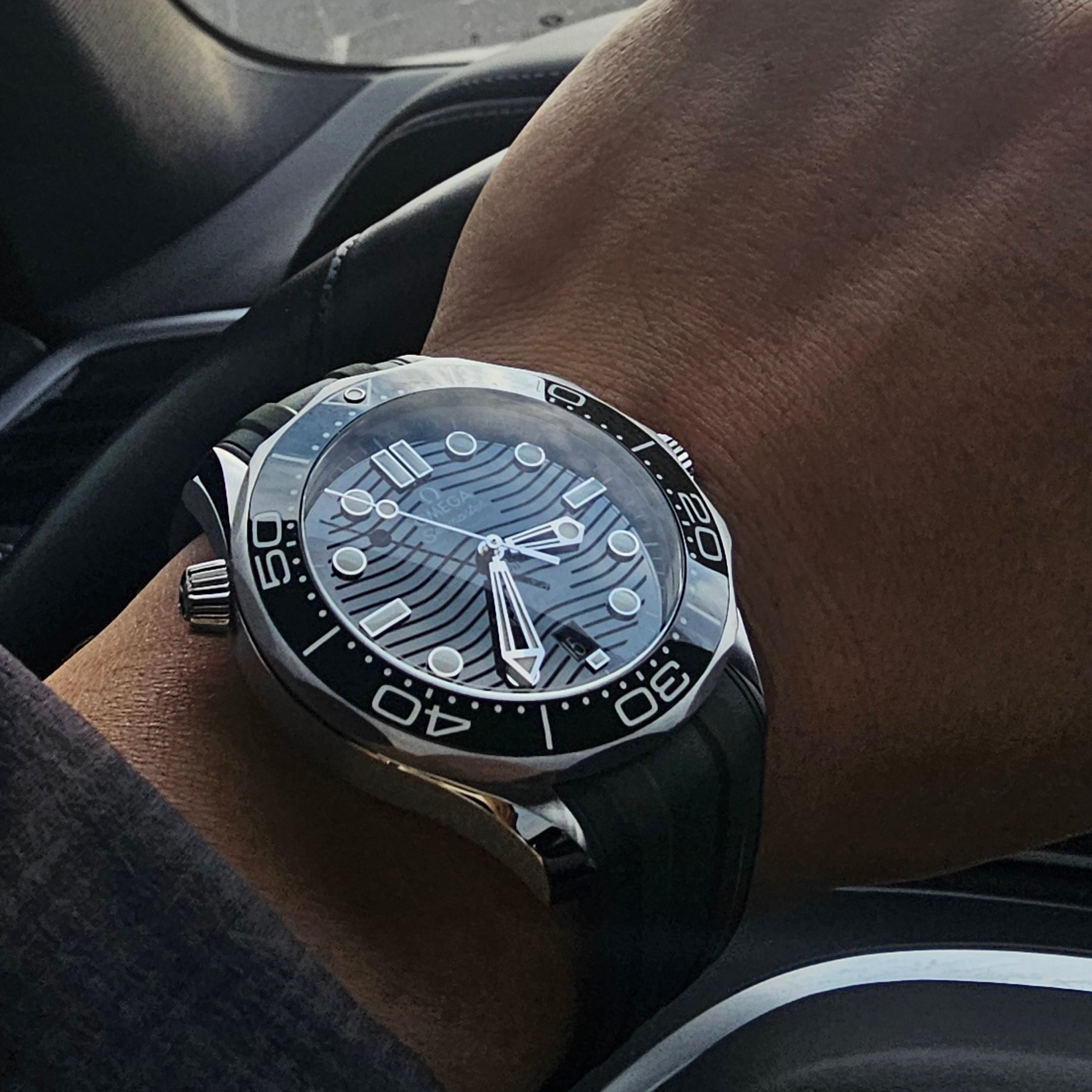 Omega Seamaster Diver 300M Co Axial Master Chronometer Steel Green 착용 스타일 - 2