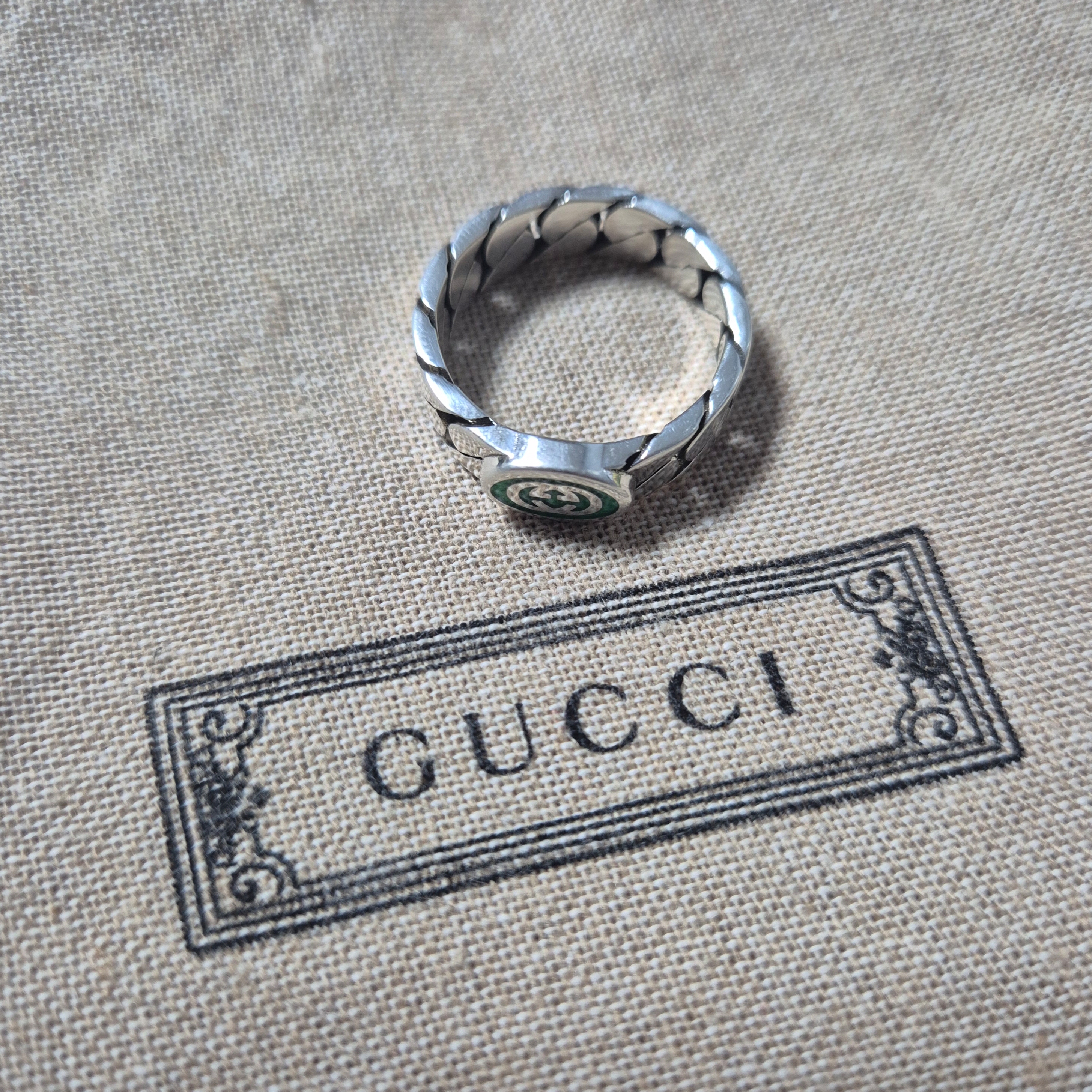 Gucci Interlocking G Enamel Ring Silver 착용 스타일