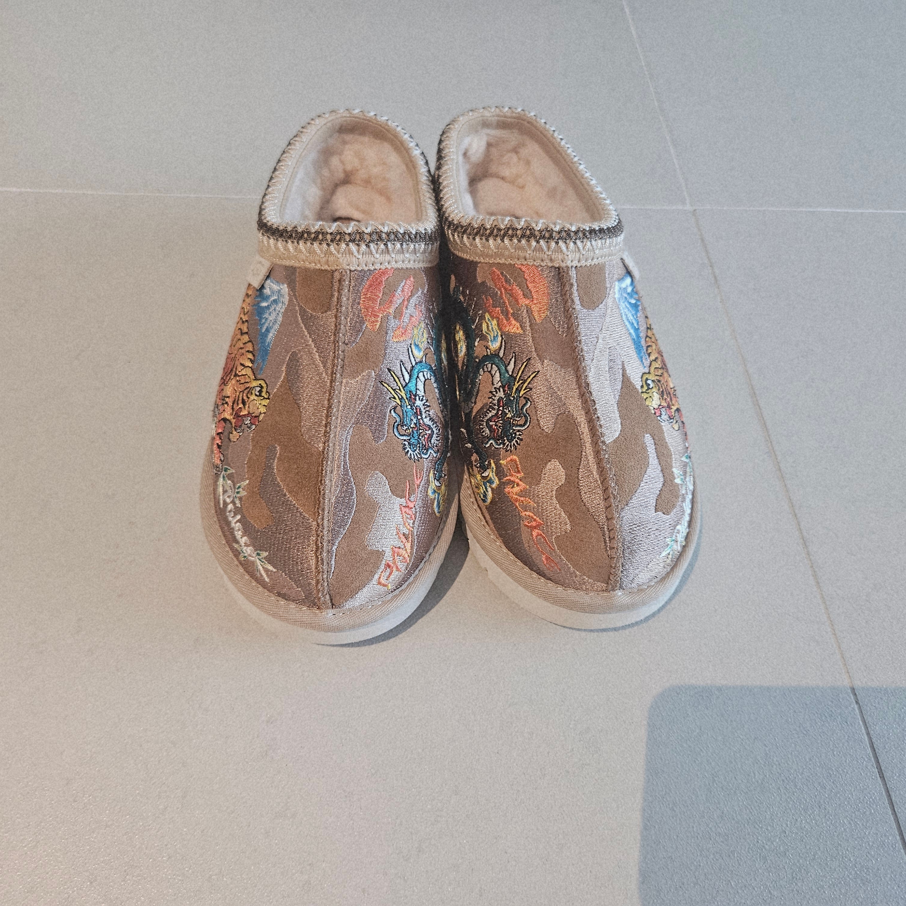 UGG x Palace Tasman Slipper Chestnut Camo 착용 스타일 - 1