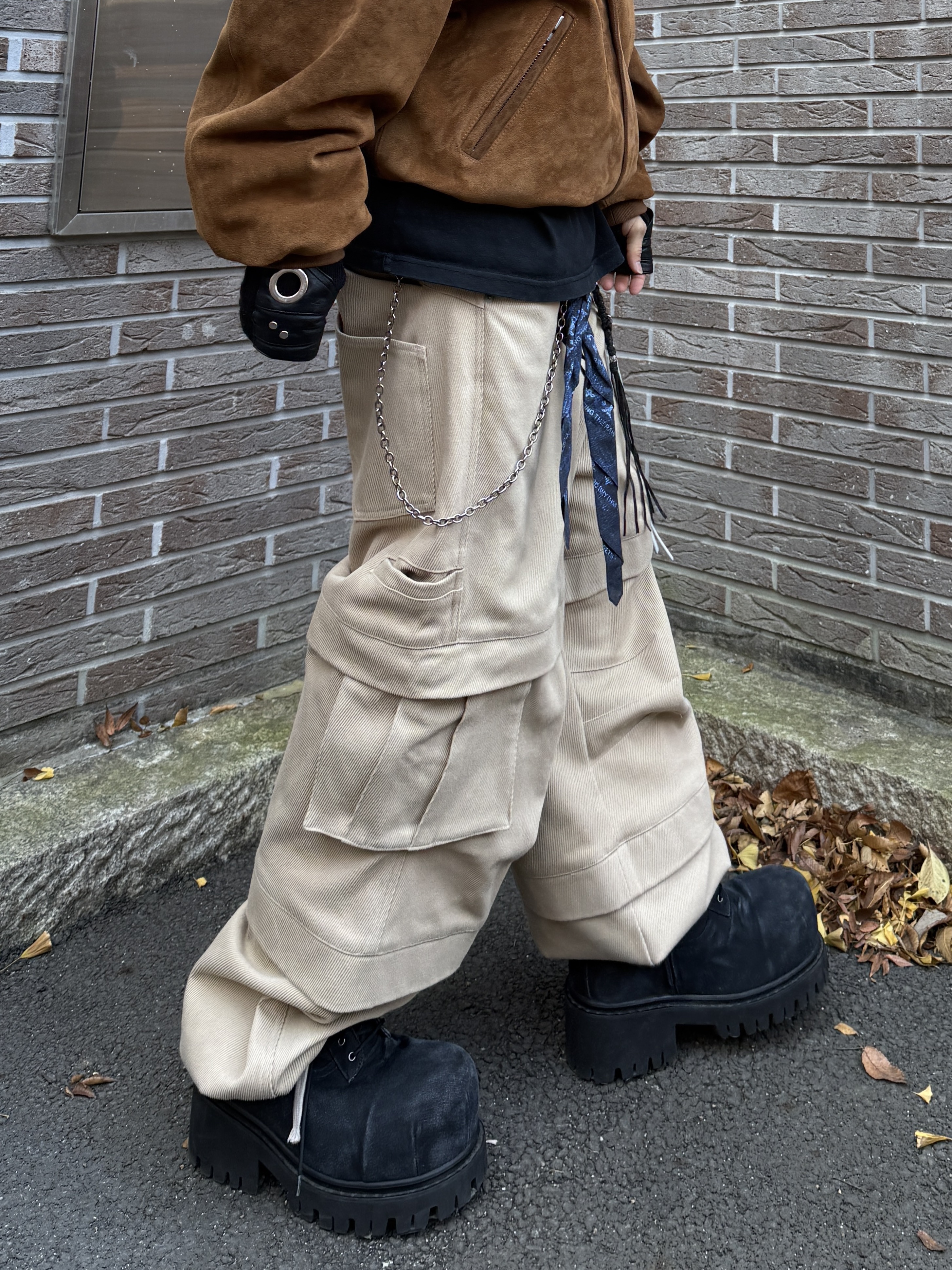 Kamien Titan Baggy Pants Beige, Balenciaga Stomper Bootie Black 착용 스타일 - 4
