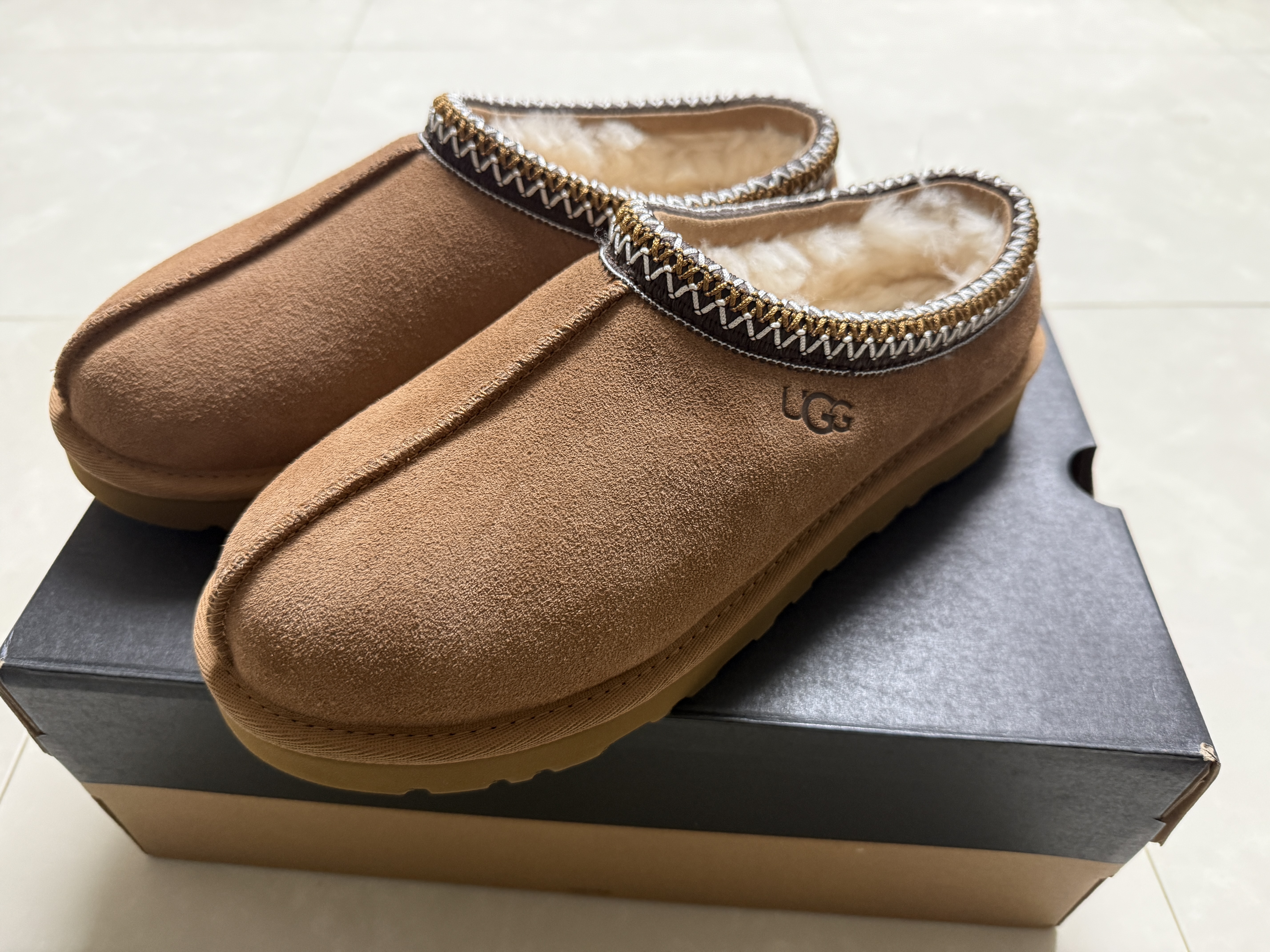 UGG Tasman II Slipper Chestnut 착용 스타일