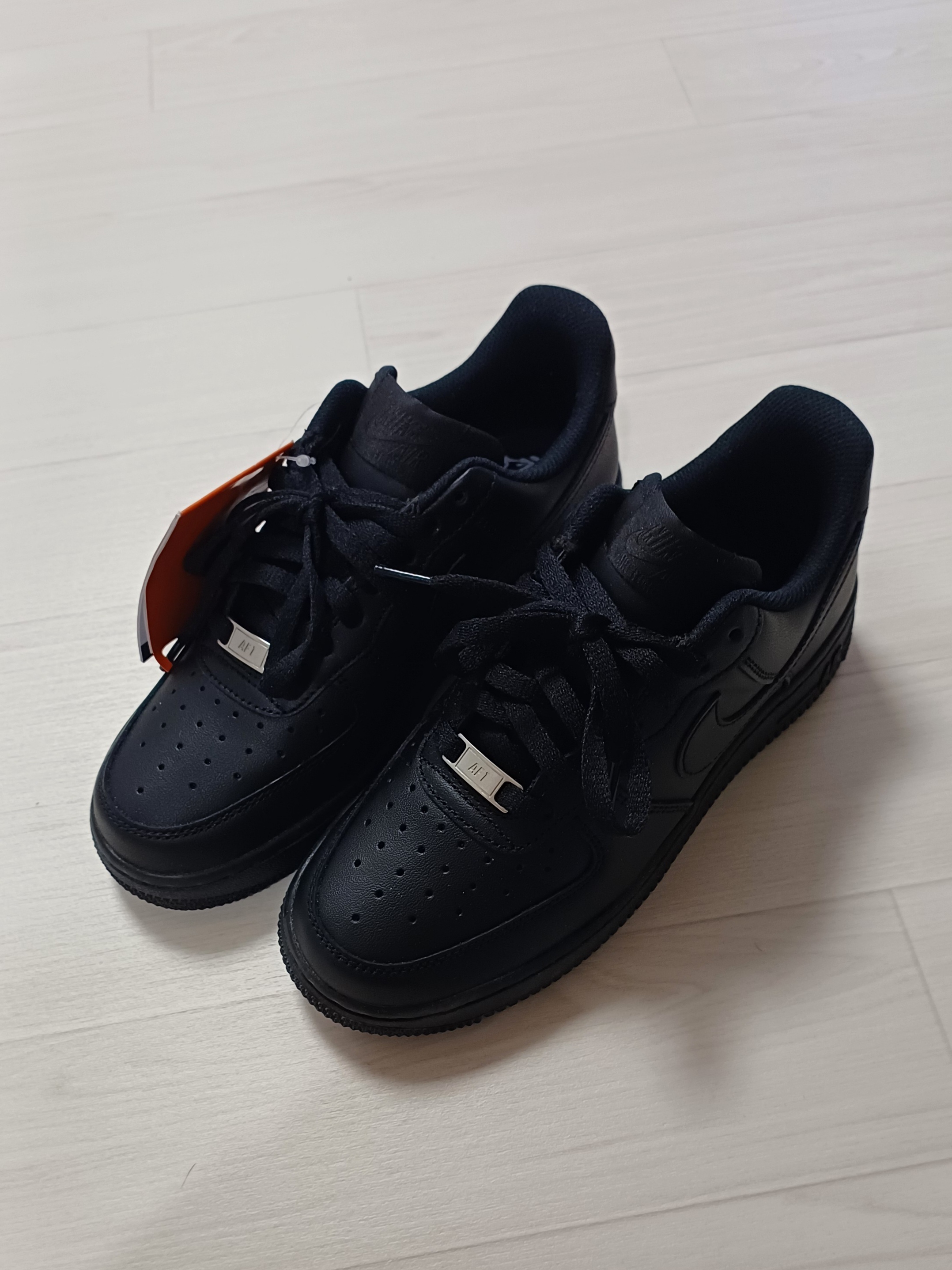 (W) Nike Air Force 1 '07 Low Triple Black 착용 스타일