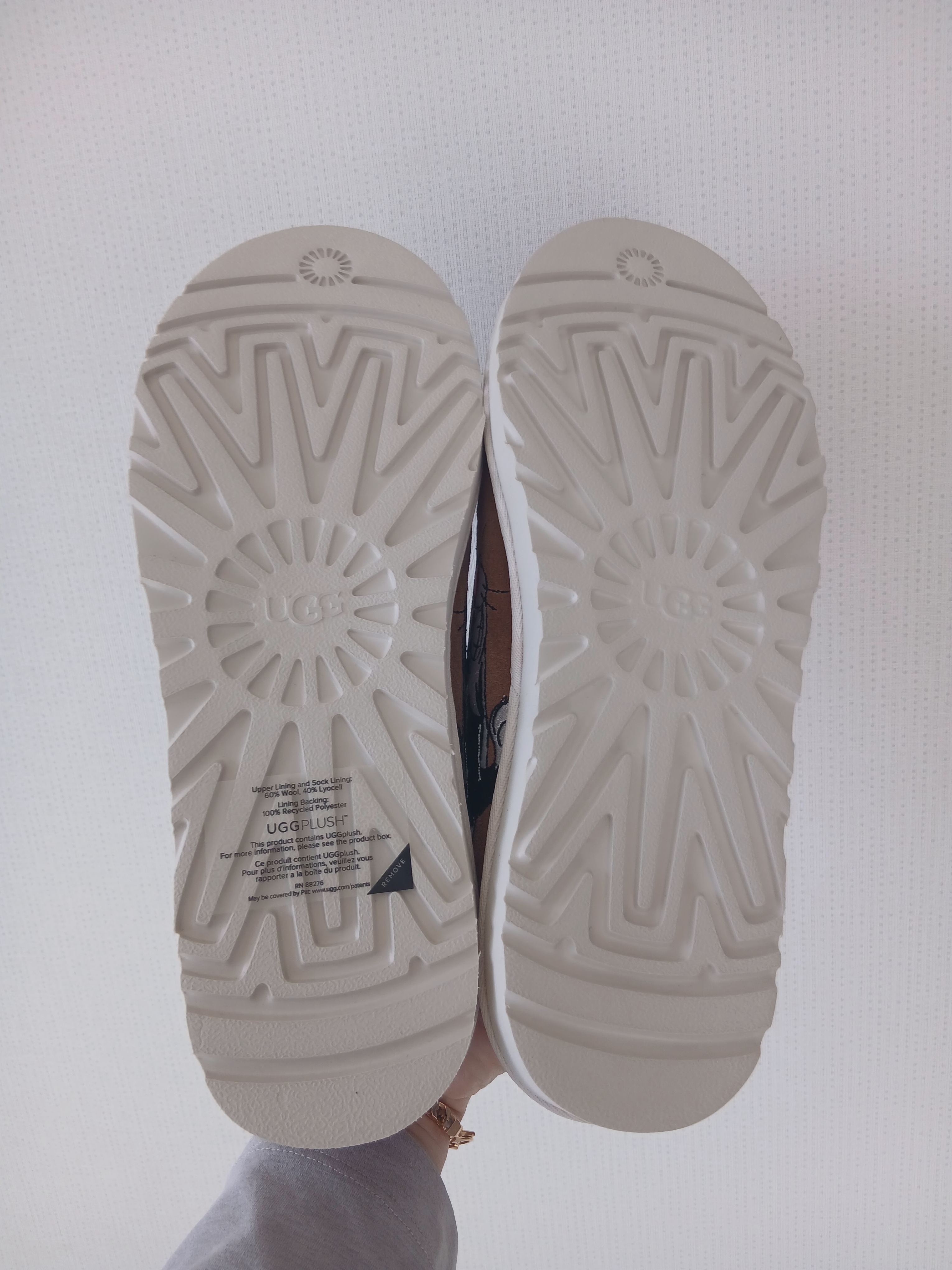UGG x Palace x Looney Tunes Tasman Slipper Chestnut 착용 스타일 - 5