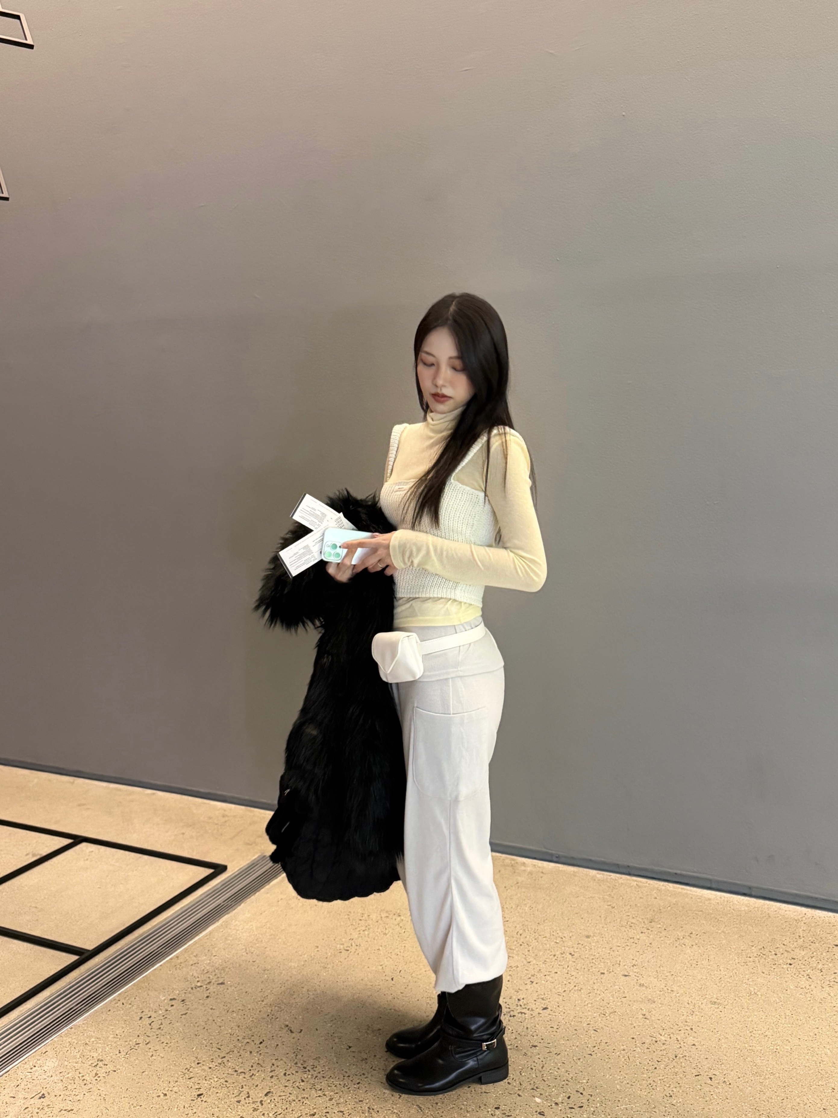 COS Quilted Oversized Shoulder Bag Black 착용 스타일 - 1