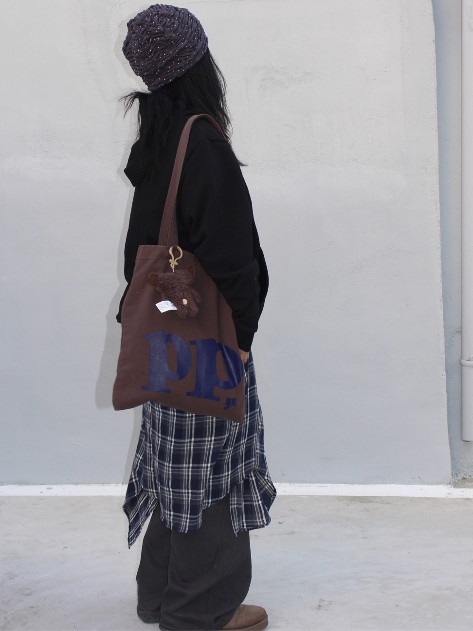 SLOW RECORD HOUSE Check Patch Hoodie Black 착용 스타일 - 5