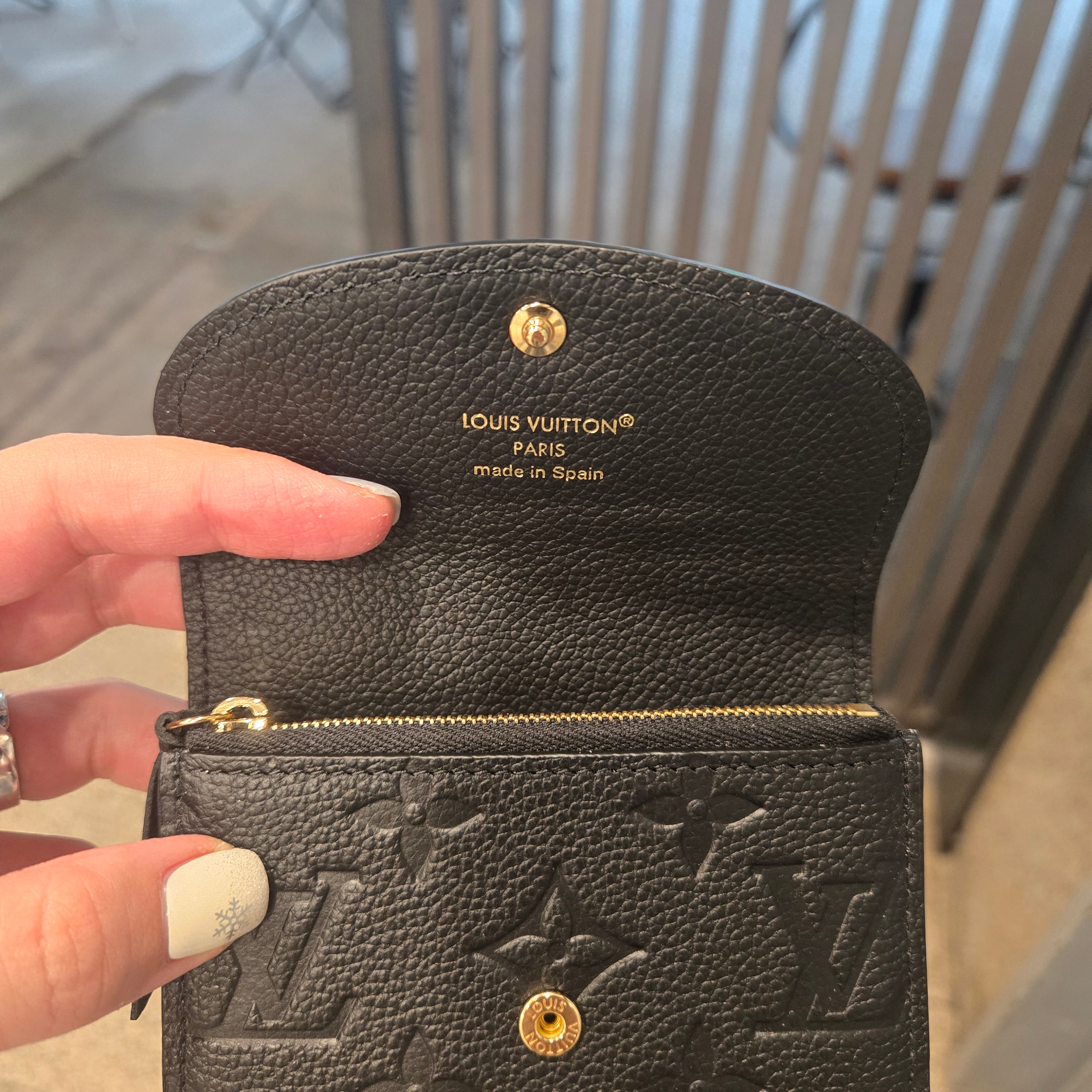 Louis Vuitton Rosalie Coin Purse Monogram Black 착용 스타일 - 2
