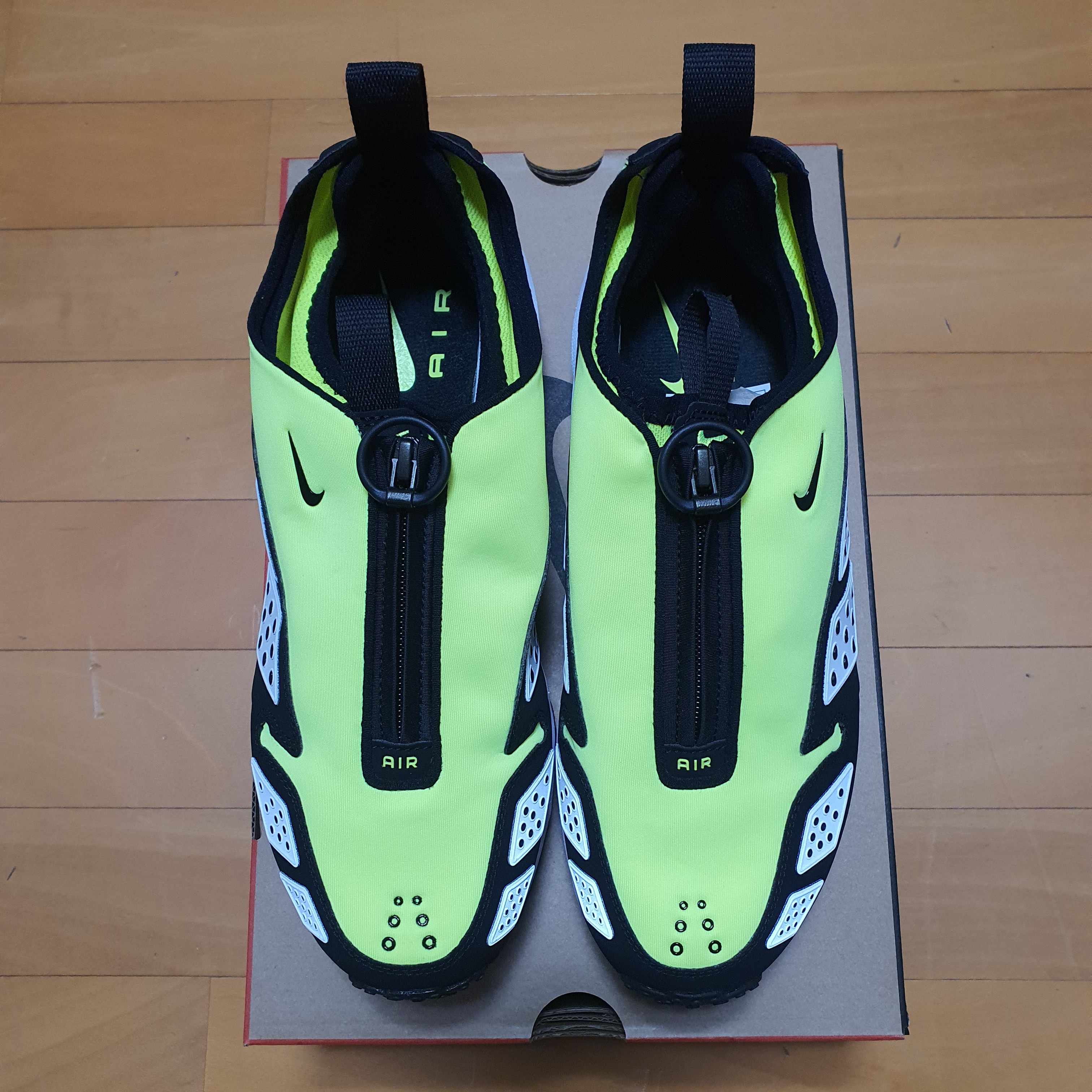 (W) Nike Air Max SNDR Volt and Black 착용 스타일
