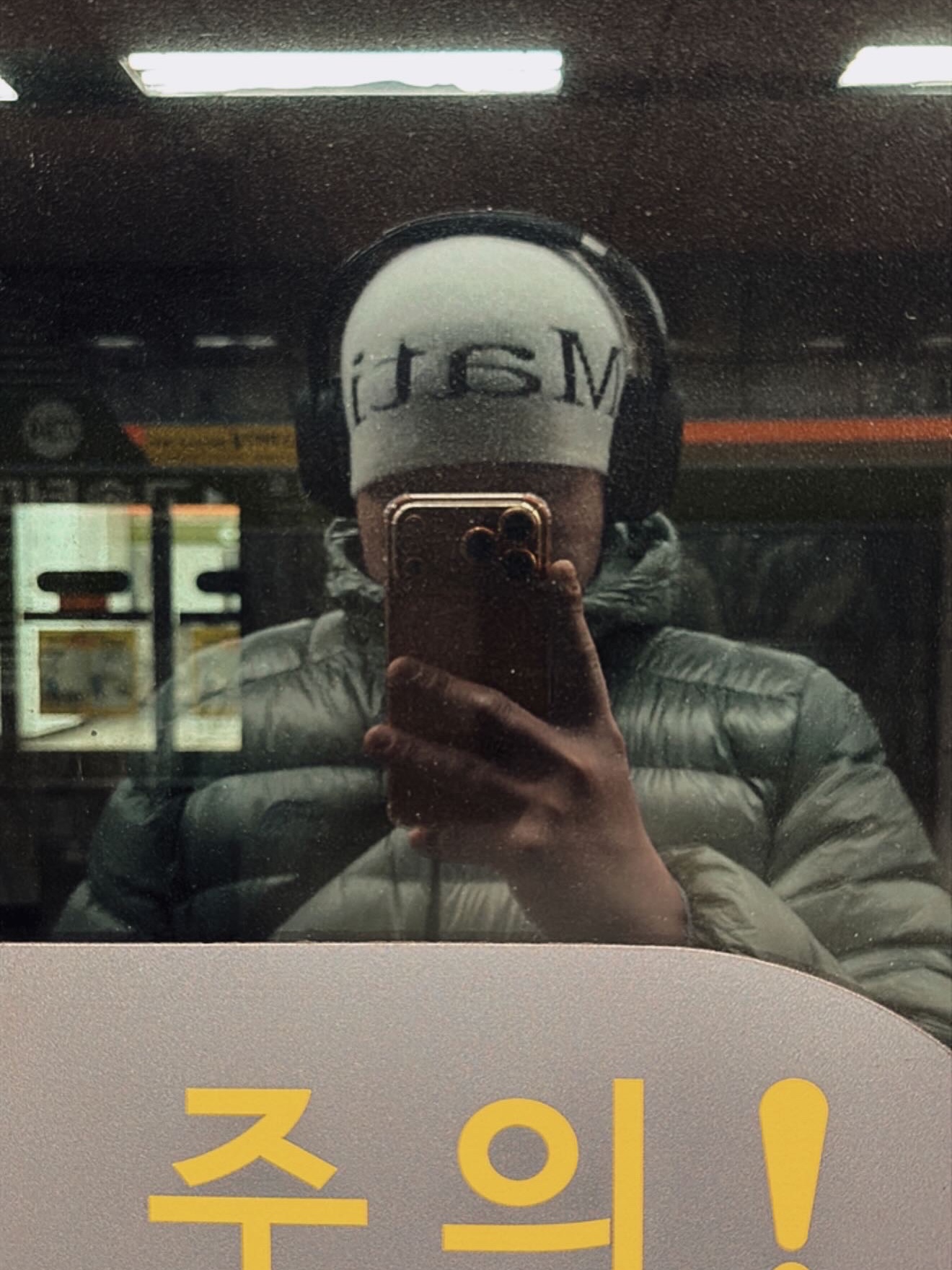 Matin Kim Logo Jacquard Short Beanie White, Apple iPhone 17 Pro Max 256GB Cosmic Orange 착용 스타일