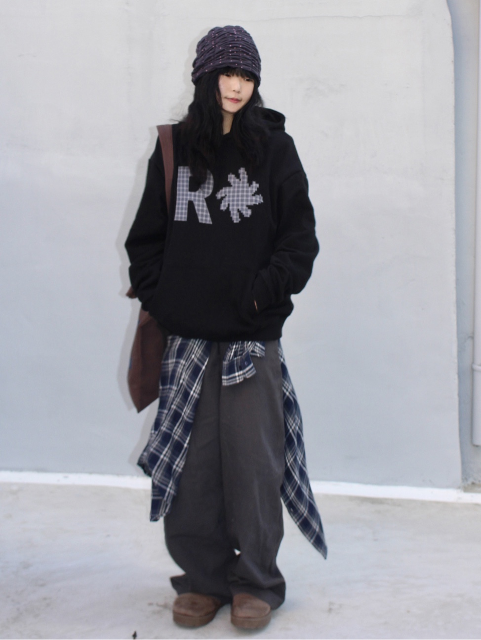 SLOW RECORD HOUSE Check Patch Hoodie Black 착용 스타일 - 4