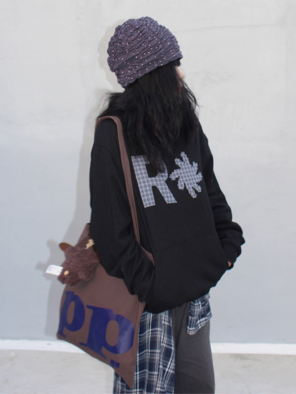 SLOW RECORD HOUSE Check Patch Hoodie Black 착용 스타일 - 8