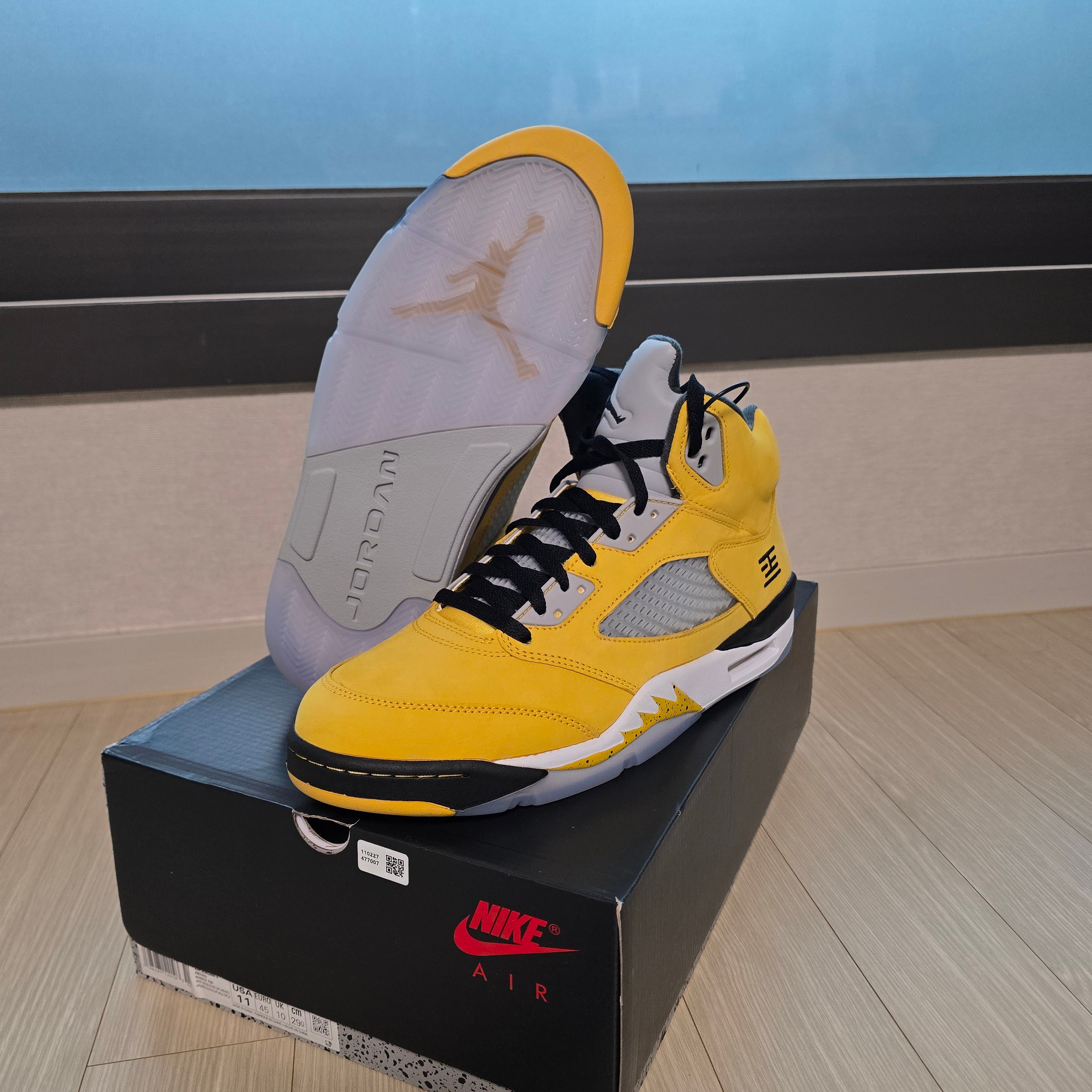 Jordan 5 Retro Varsity Maize and Wolf Grey 착용 스타일 - 2