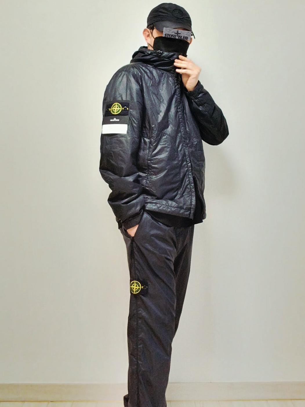 Stone Island 99576 Nylon Metal 6-Panel Cap Black, Stone Island 2100039 60/2 Cotton Jersey Slim Fit T-Shirt with Compass Logo Patch Black - 25SS 착용 스타일 - 1