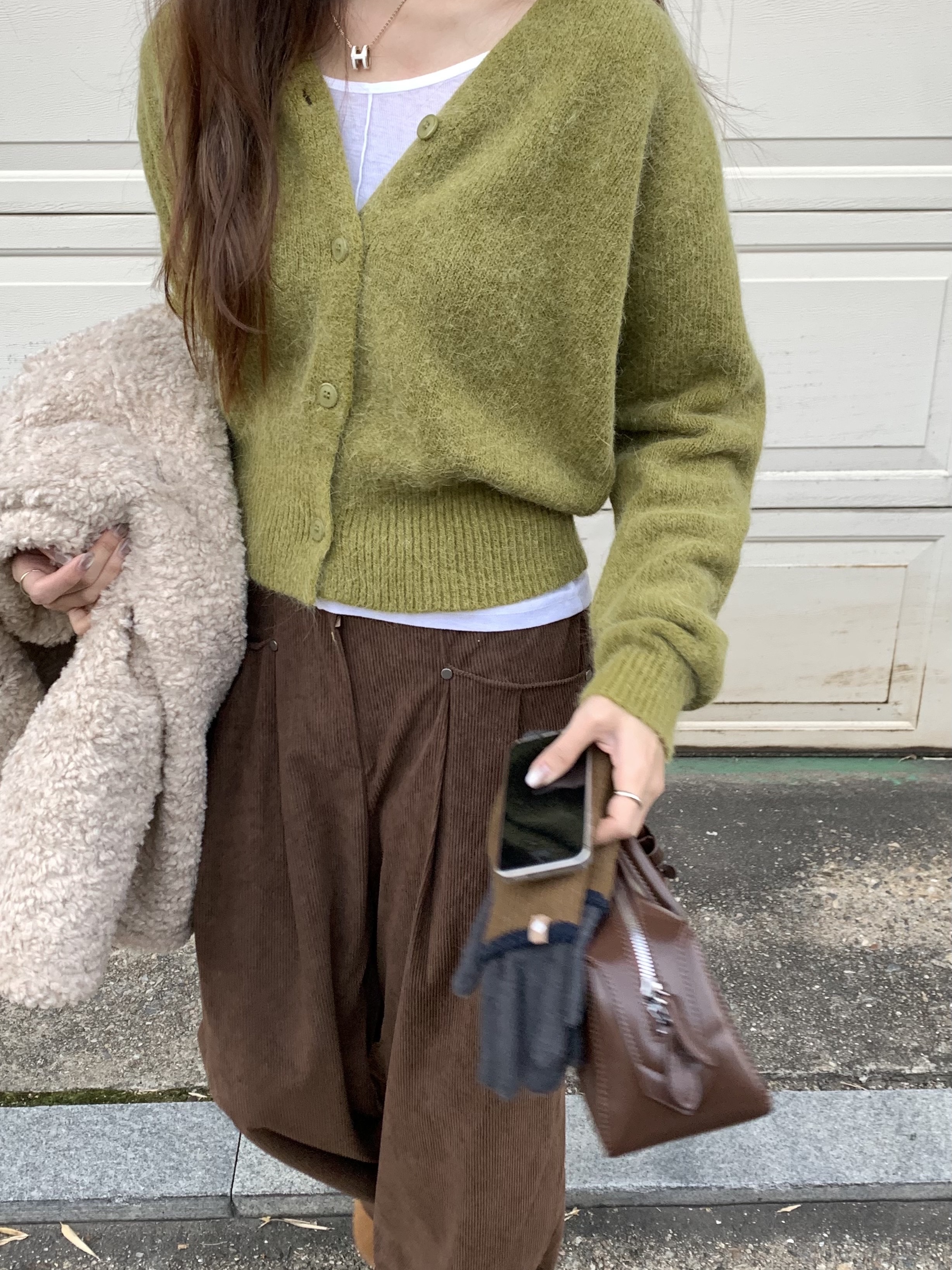 (W) Hermes Pop H Pendant Gold & Rose Dragee, (W) UGG Classic Mini Platform Boots Chestnut 착용 스타일 - 1