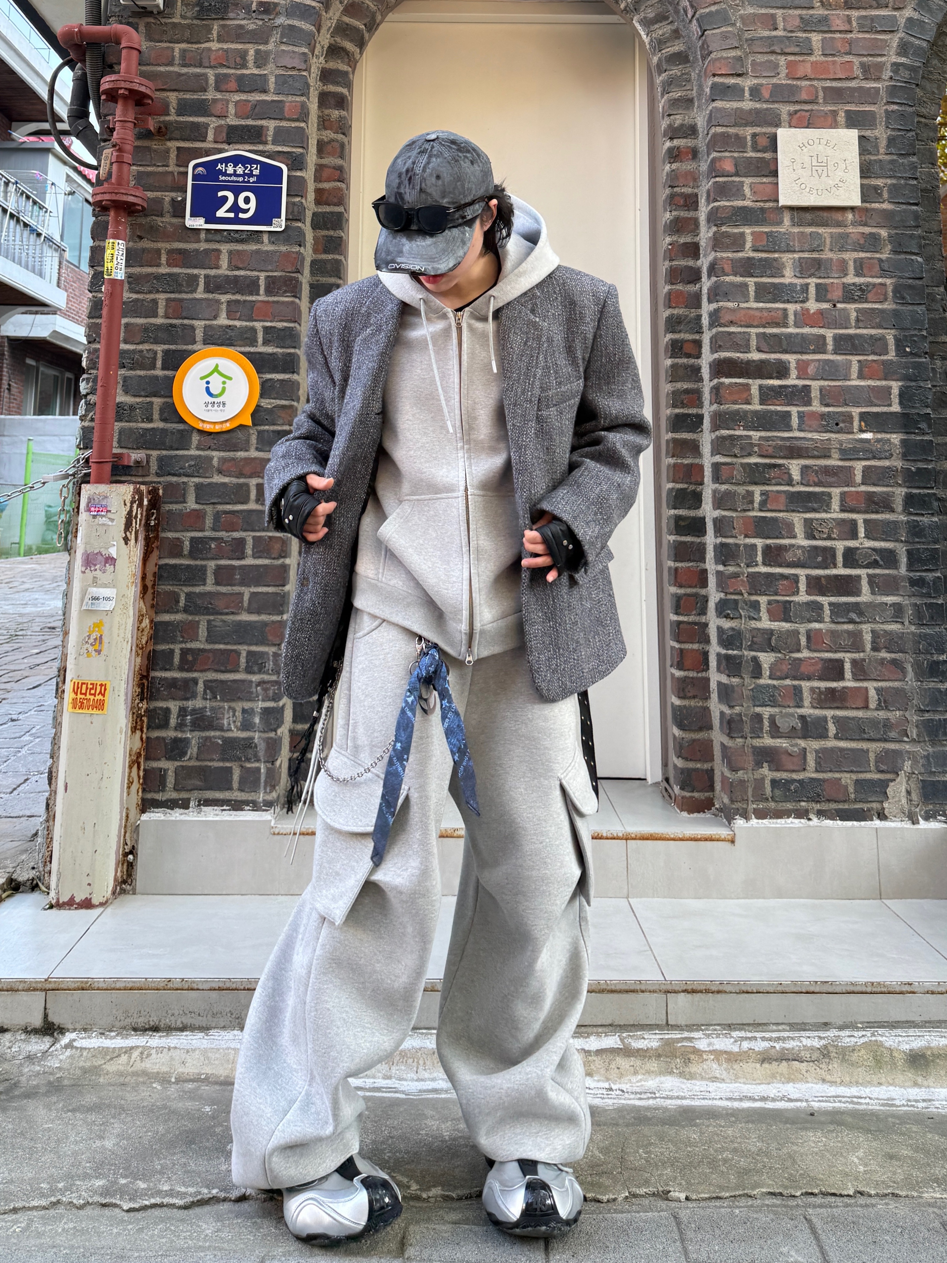 Balenciaga Basketball Sneakers Silver Black, MJD X KOIN SEOUL Wide Cargo Sweat Pants 착용 스타일 - 2
