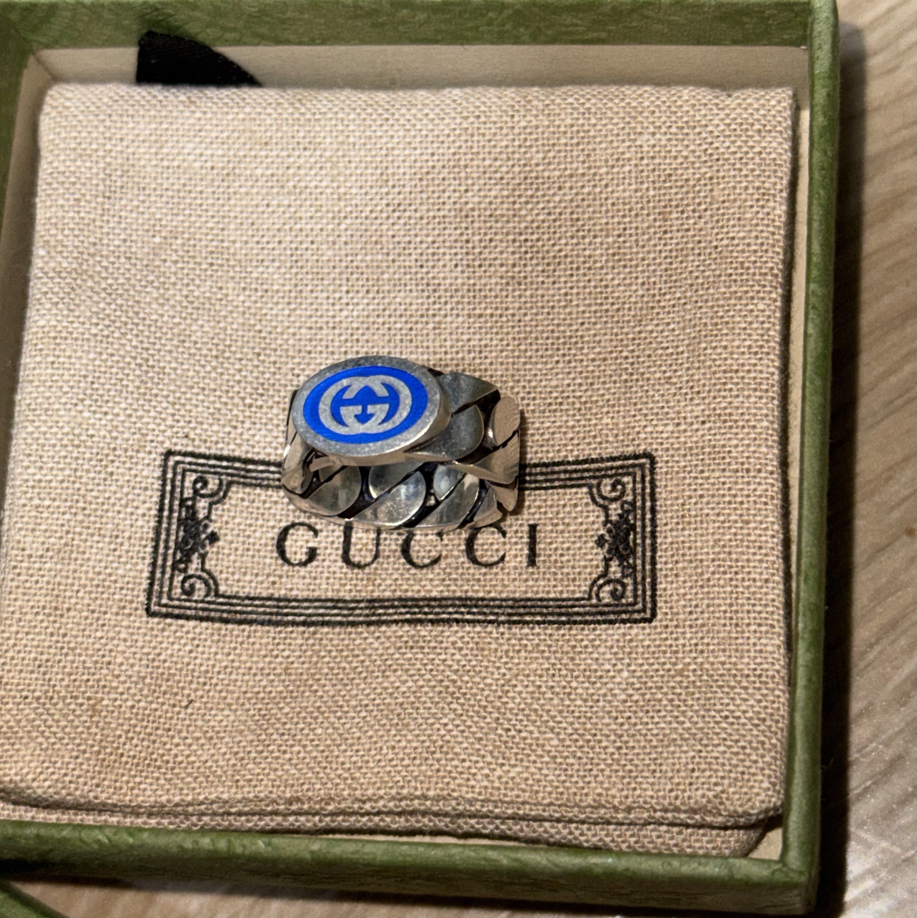 Gucci Interlocking G Enamel Ring Silver Blue Enamel, Gucci Interlocking G Wide Ring Black Silver 착용 스타일 - 1