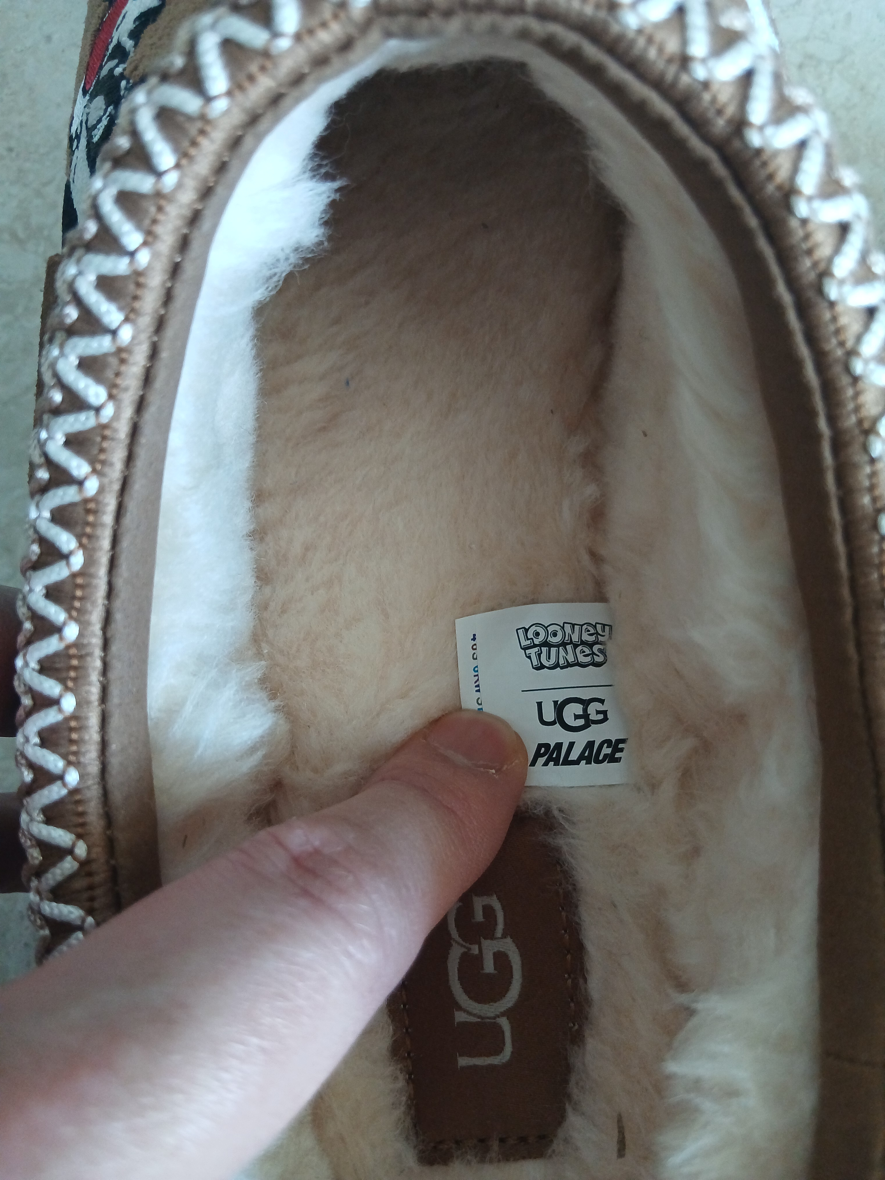 UGG x Palace x Looney Tunes Tasman Slipper Chestnut 착용 스타일 - 9