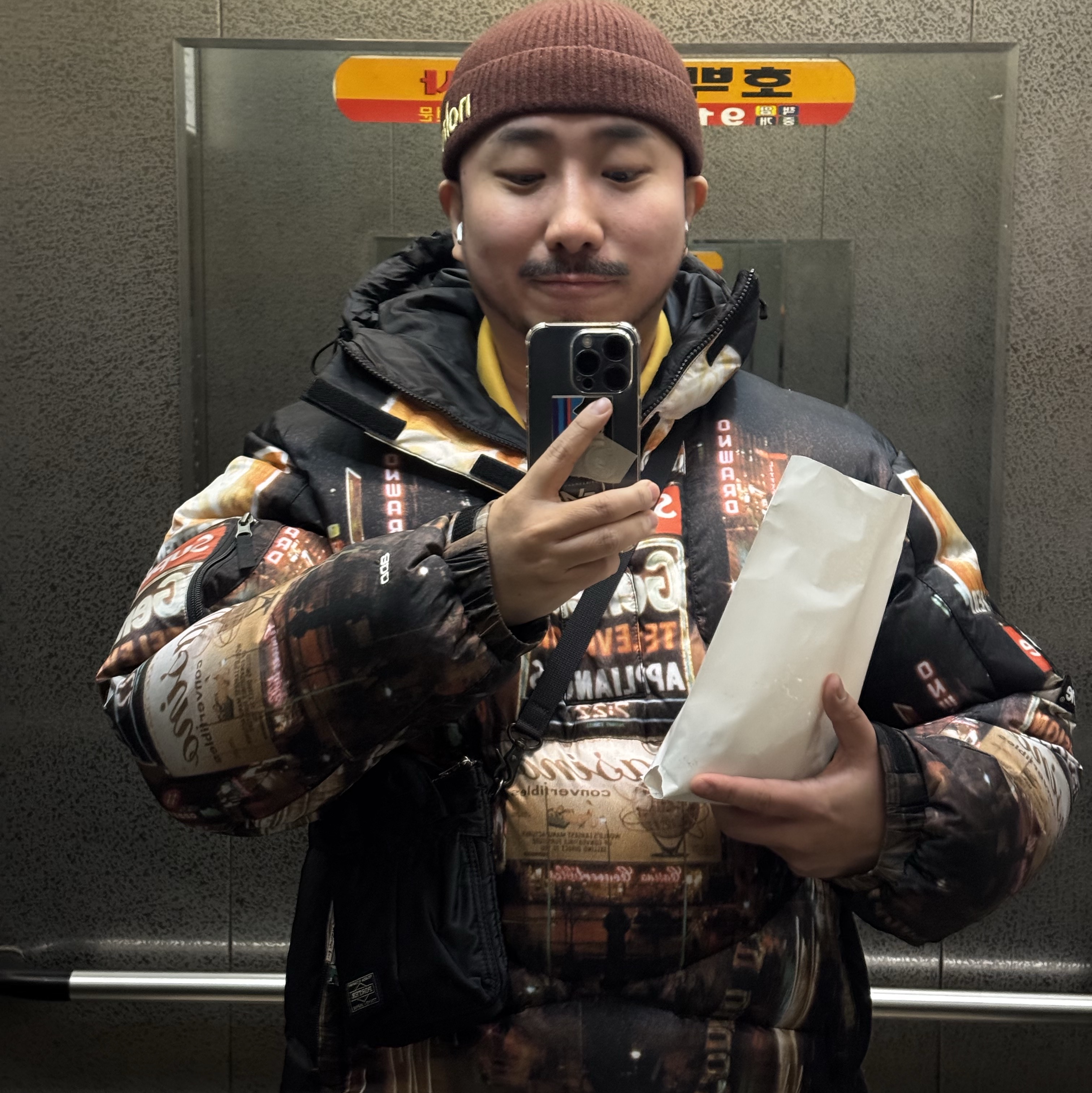 Supreme x The North Face 800-Fill Half Zip Hooded Pullover Times Square - 22FW, Porter Howl Helmet Bag Mini Black 착용 스타일