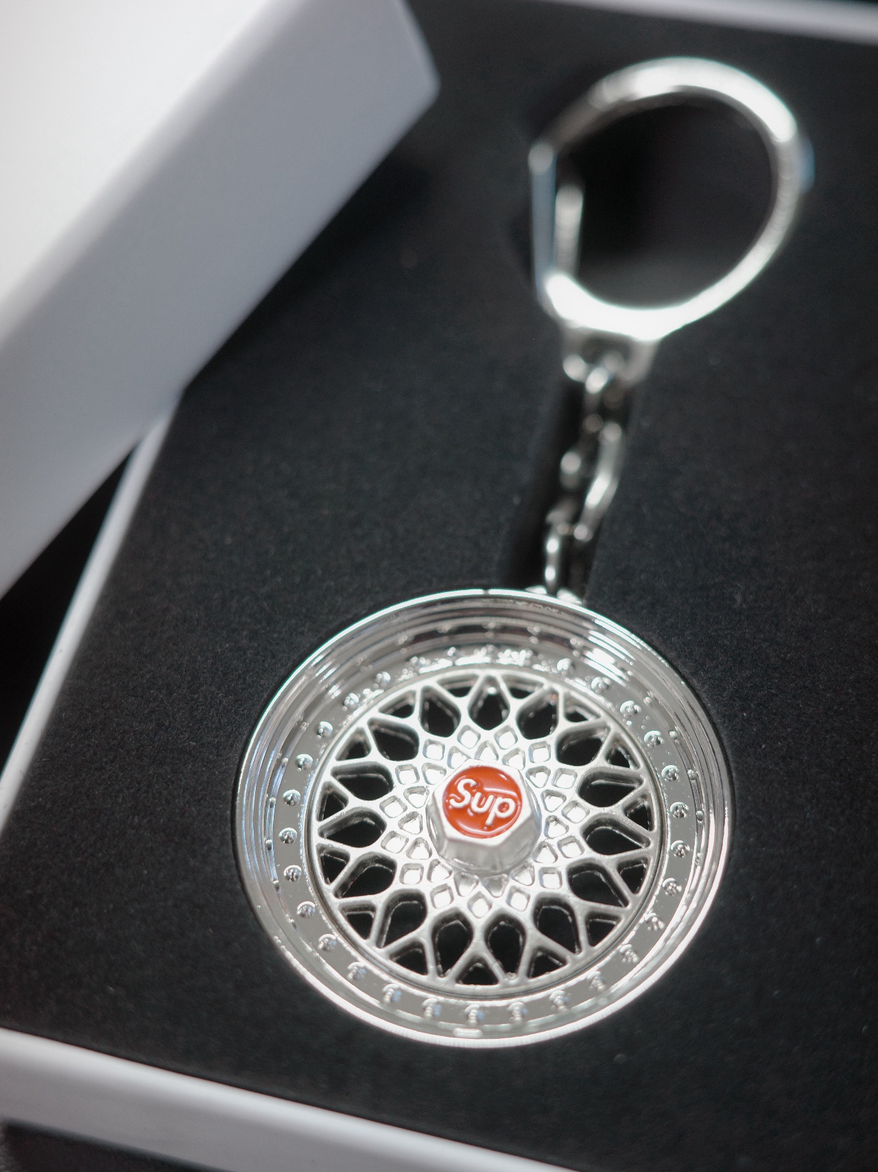 Supreme x BBS RS Rim Keychain Chrome - 25FW 착용 스타일