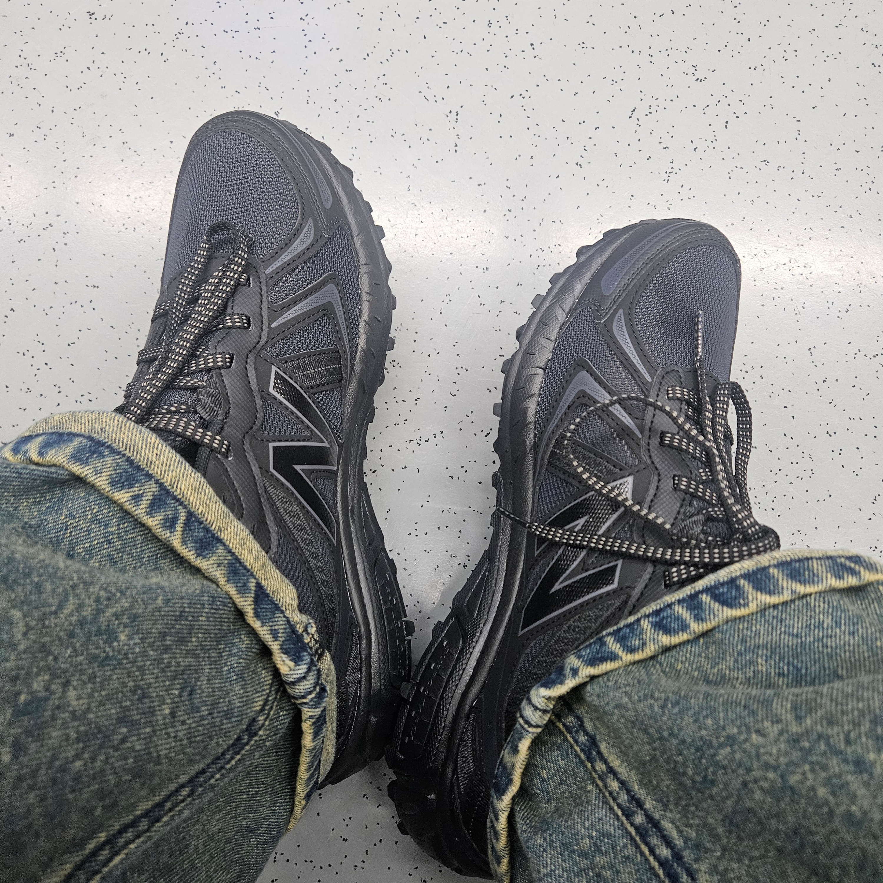 New Balance 410v5 Black - 2E Wide 착용 스타일