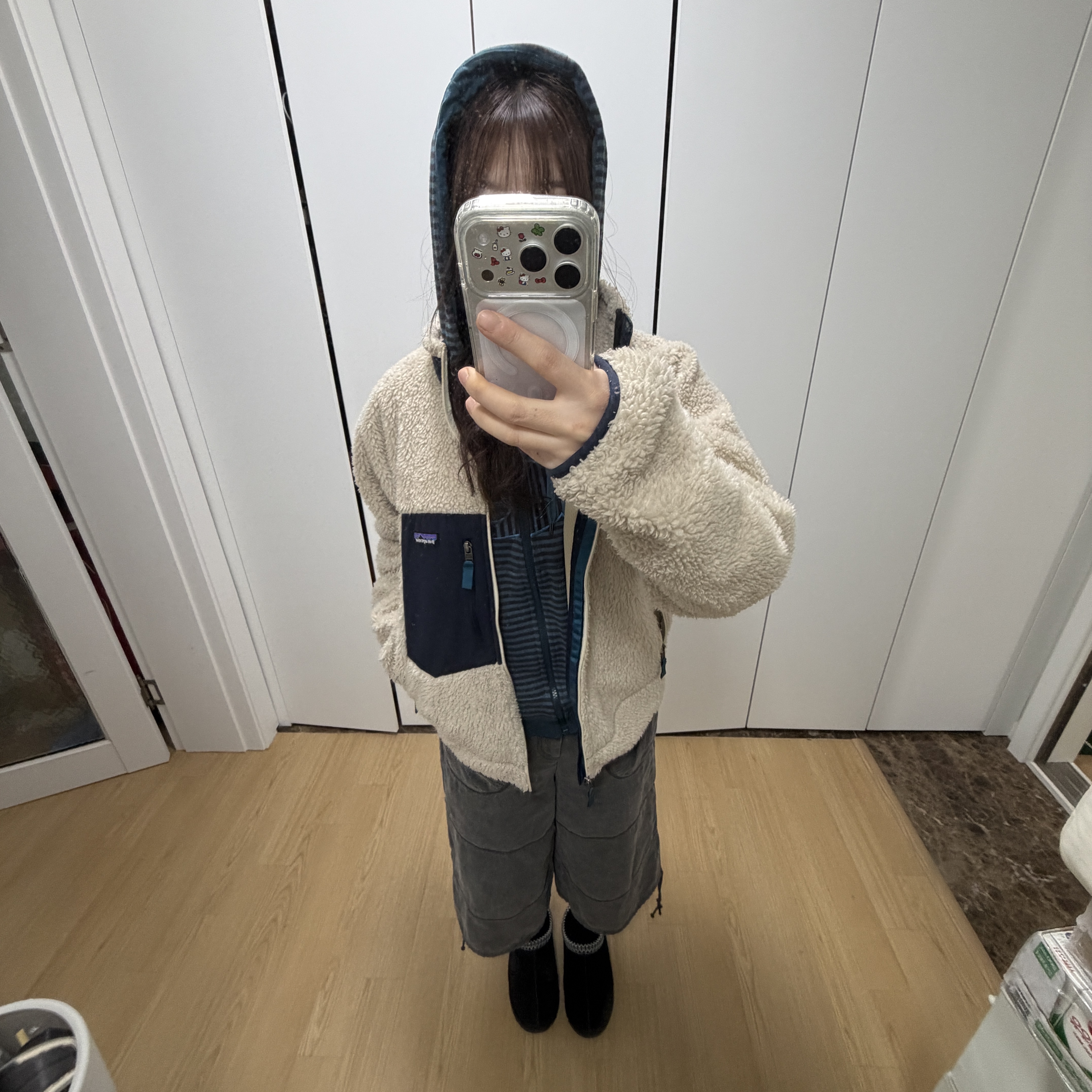 COYSEIO Oxford Zigzag Pants Charcoal, Patagonia Classic Retro-X Jacket Natural 착용 스타일