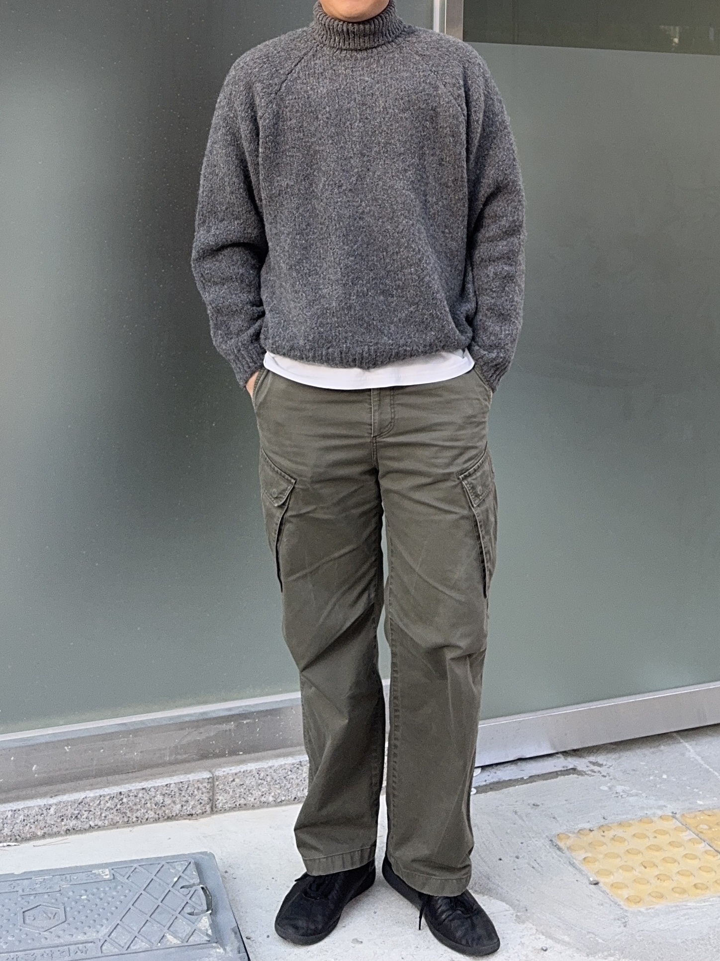 Knitted Boucle Turtle-Neck Knit Charcoal 착용 스타일