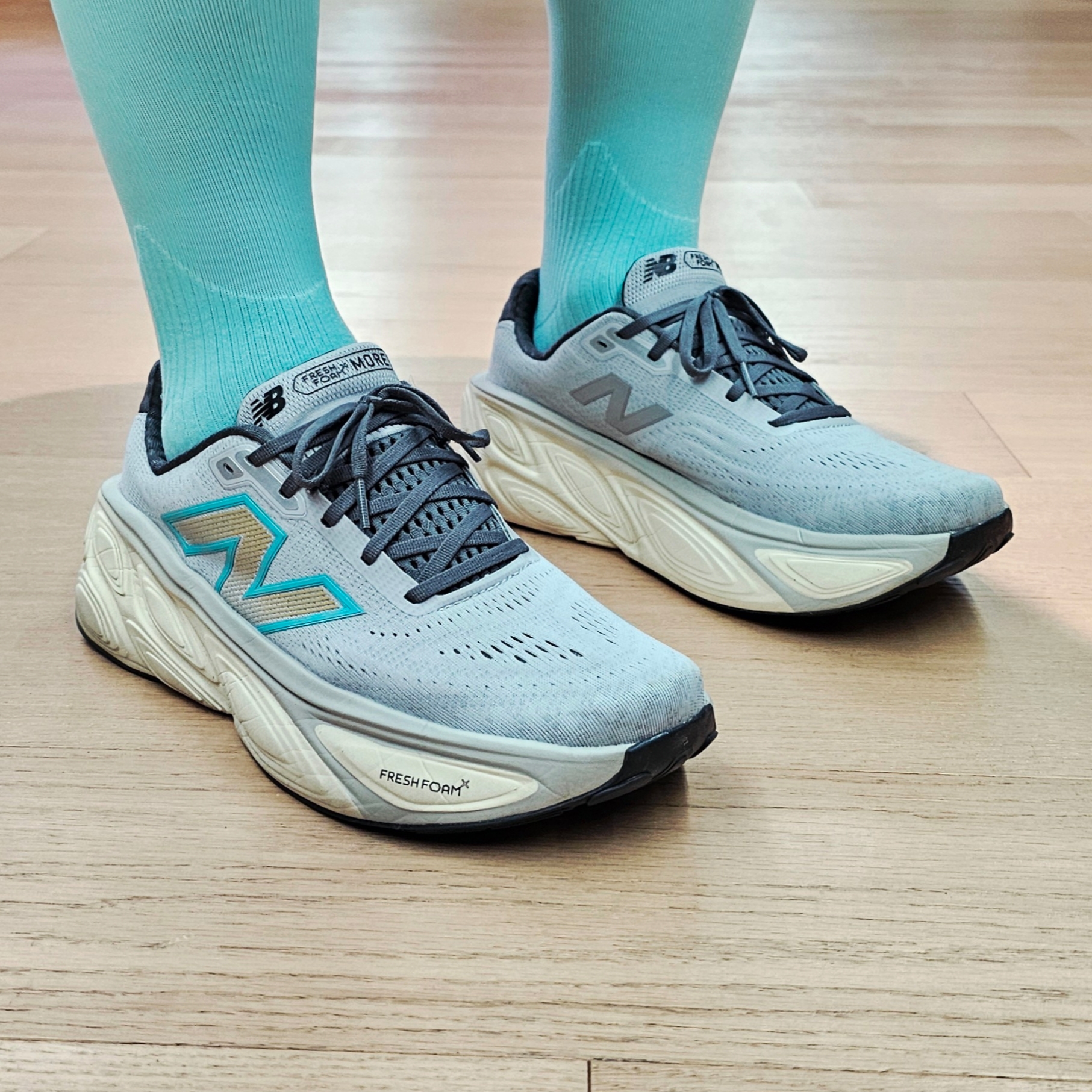 New Balance Fresh Foam X More v5 Brighton Grey Calcium - 2E Wide 착용 스타일