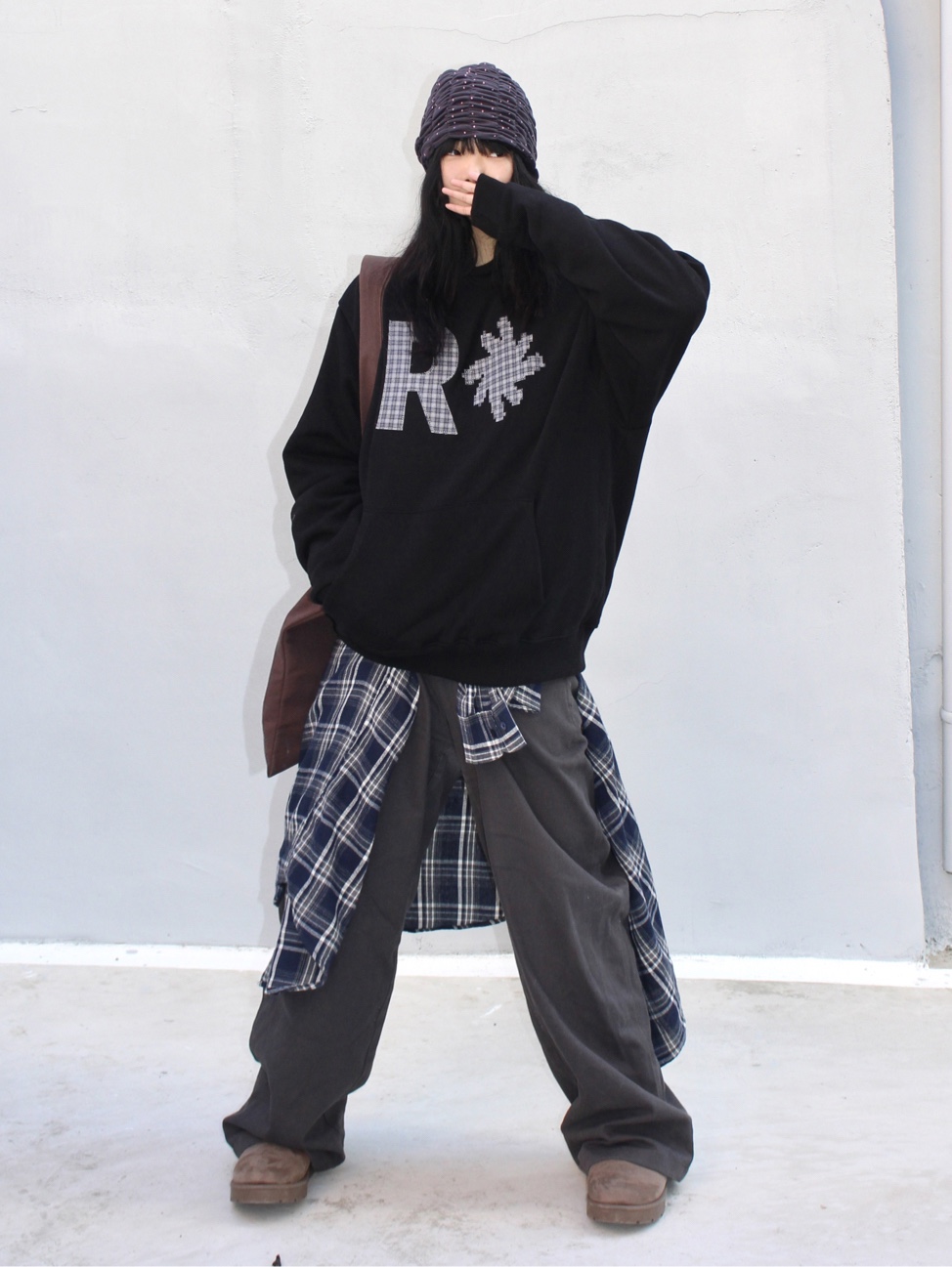 SLOW RECORD HOUSE Check Patch Hoodie Black 착용 스타일 - 1
