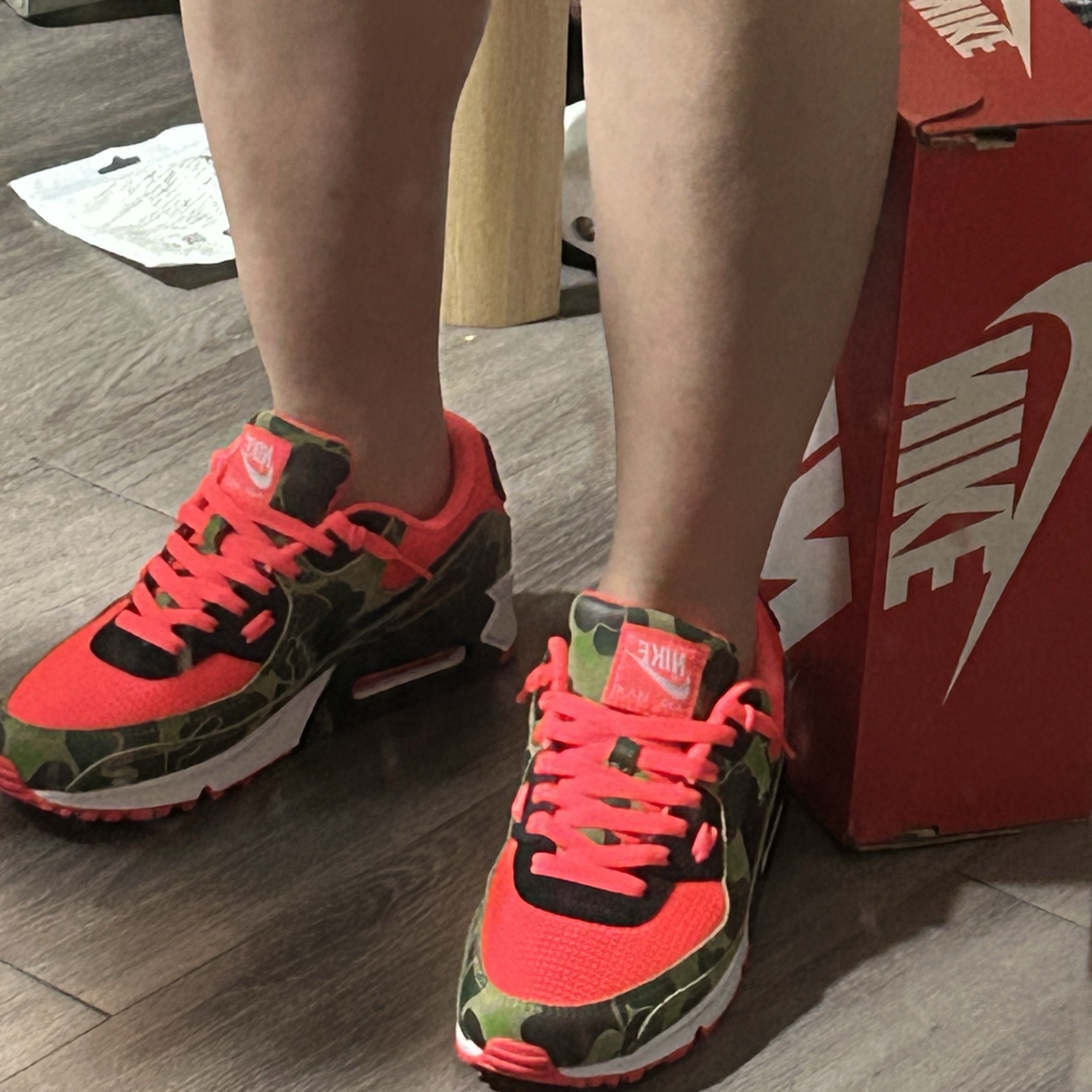 Nike Air Max 90 SP Dark Sage and Solar Red 착용 스타일
