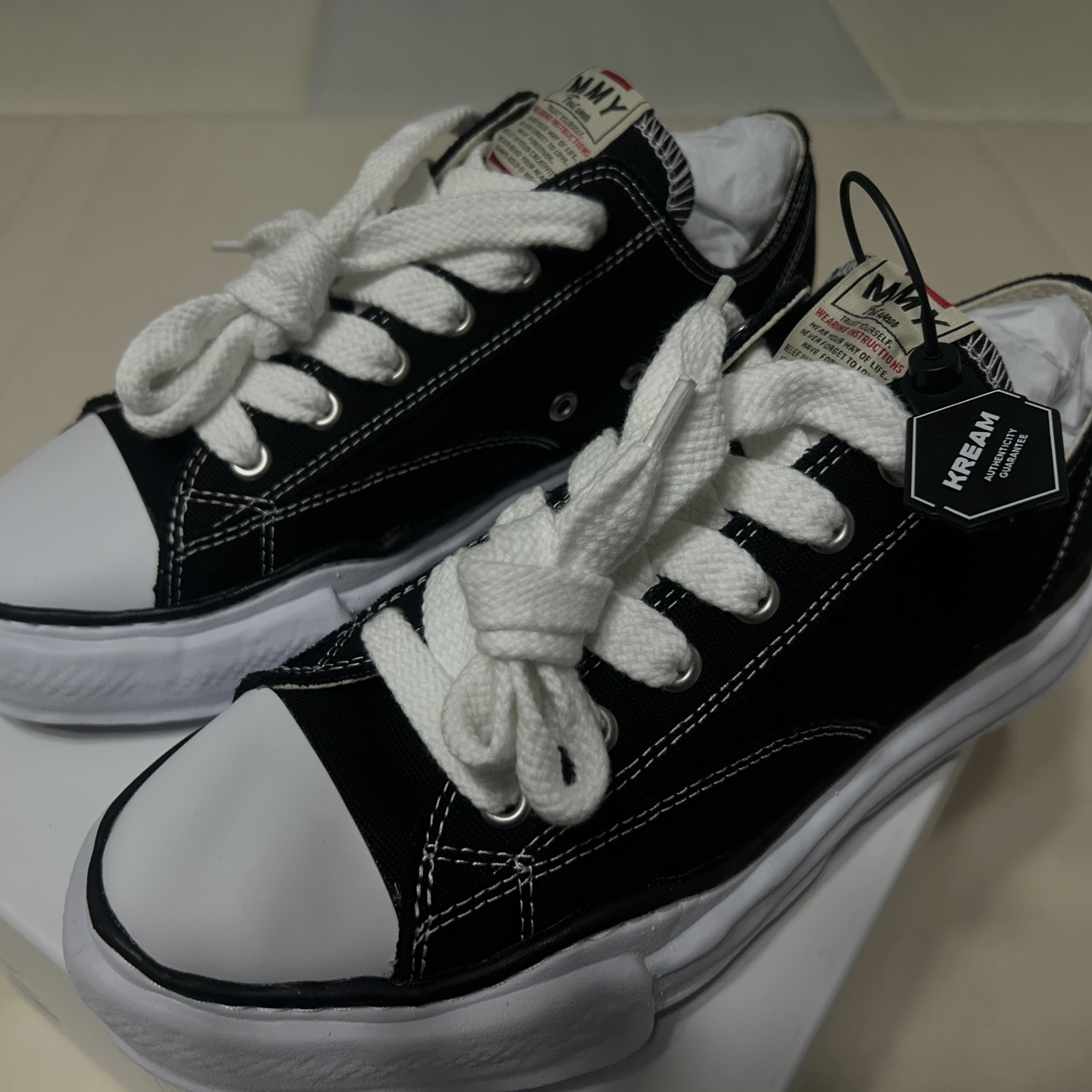Maison Mihara Yasuhiro Peterson OG Sole Canvas Low Sneakers Black 착용 스타일 - 2