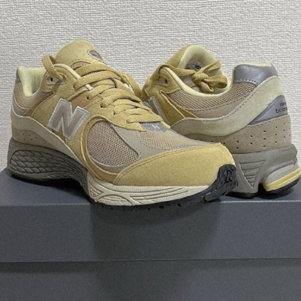 New Balance x Auralee 2002R Yellow Beige 착용 스타일