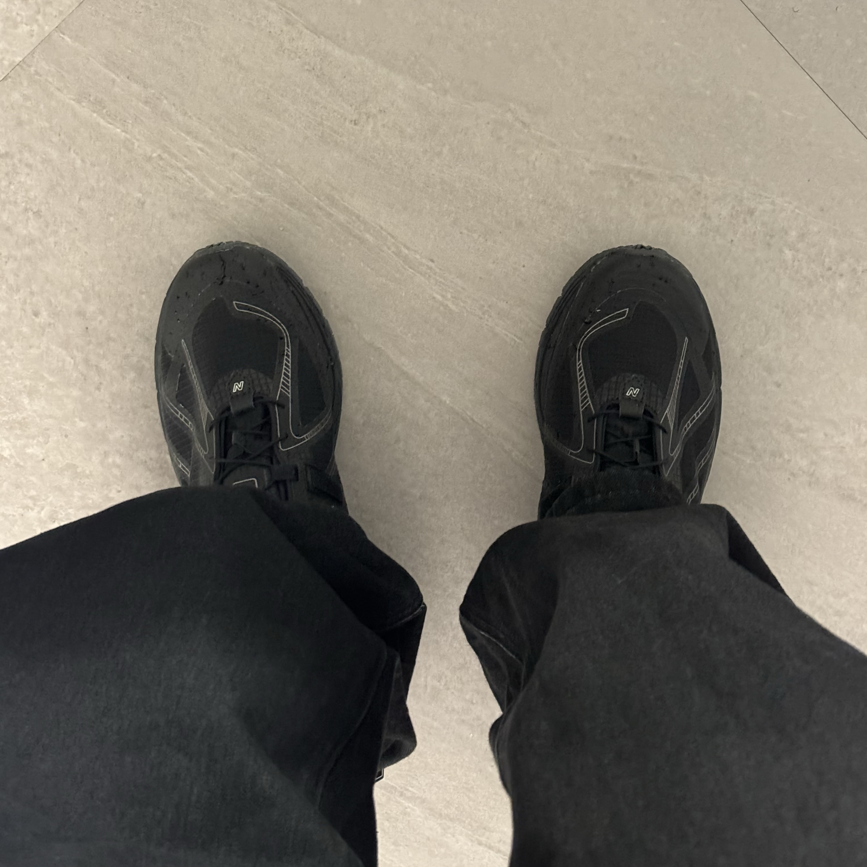New Balance 1906R Black Dark Silver Metalic 착용 스타일 - 2