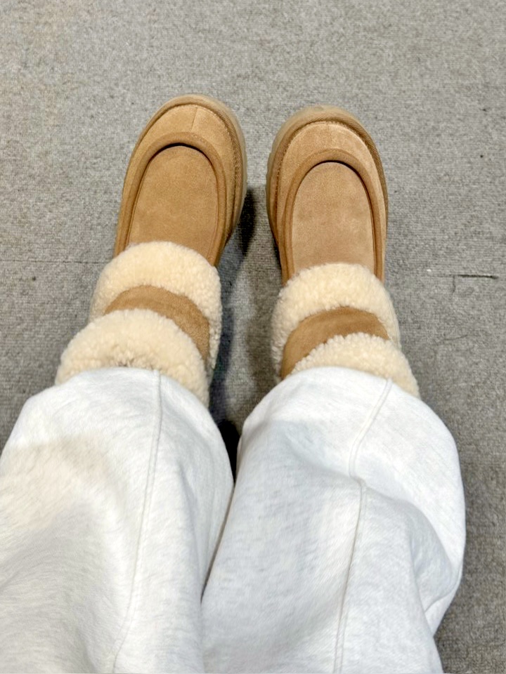 (W) UGG Ultra Mini UGG Fluff Chestnut 착용 스타일 - 4